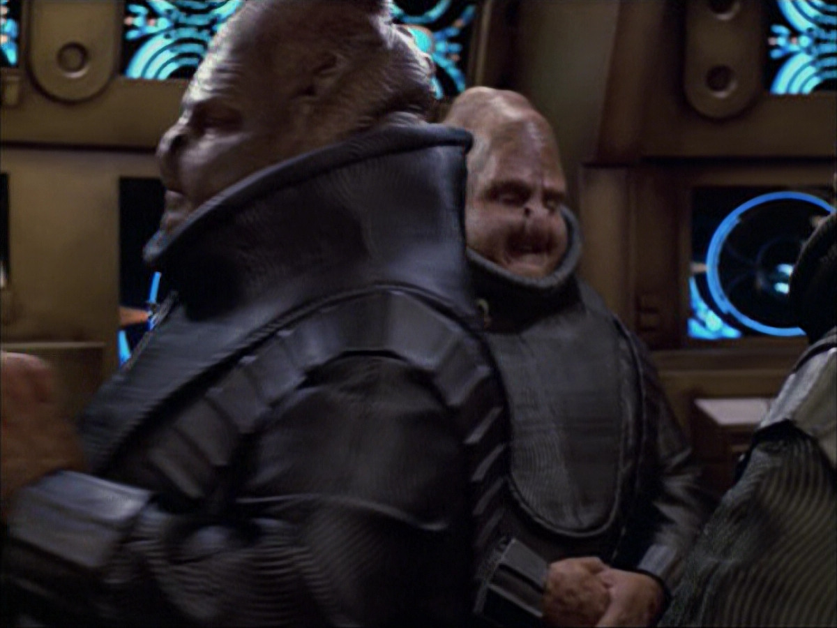 extant_StarTrek_VOY_6x04-TinkerTenorDoctorSpy_01668.jpg