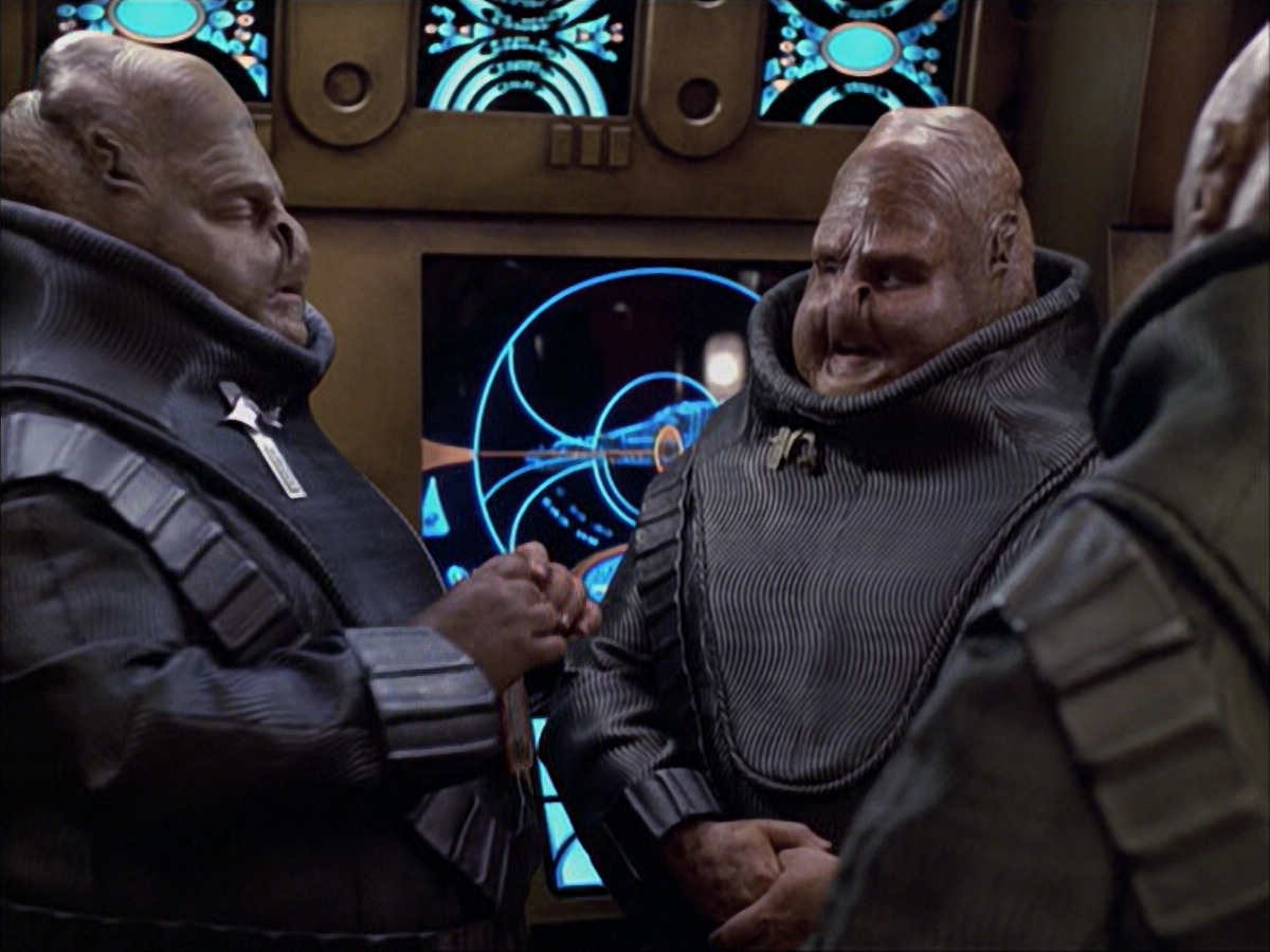 extant_StarTrek_VOY_6x04-TinkerTenorDoctorSpy_01671.jpg