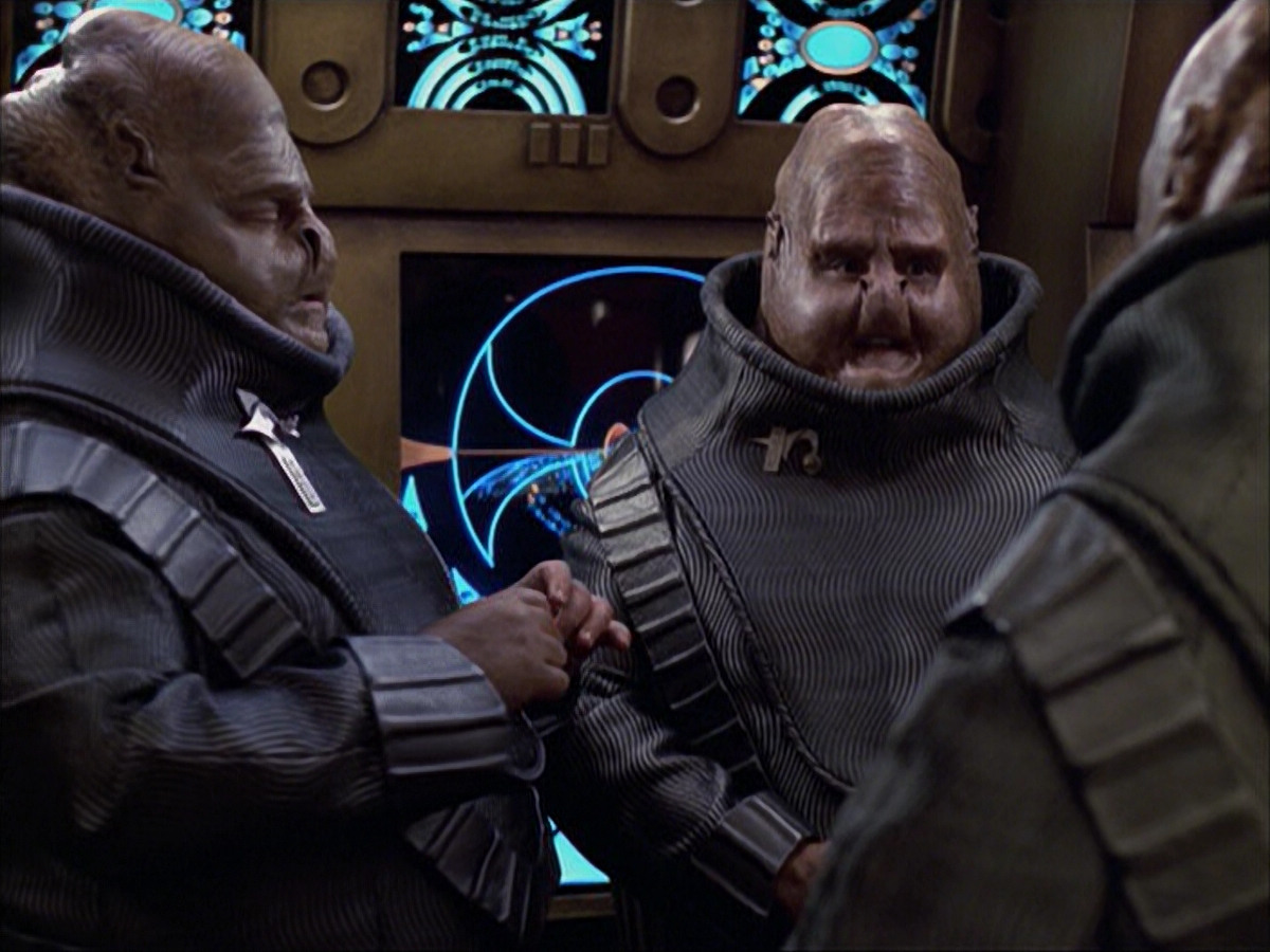 extant_StarTrek_VOY_6x04-TinkerTenorDoctorSpy_01675.jpg