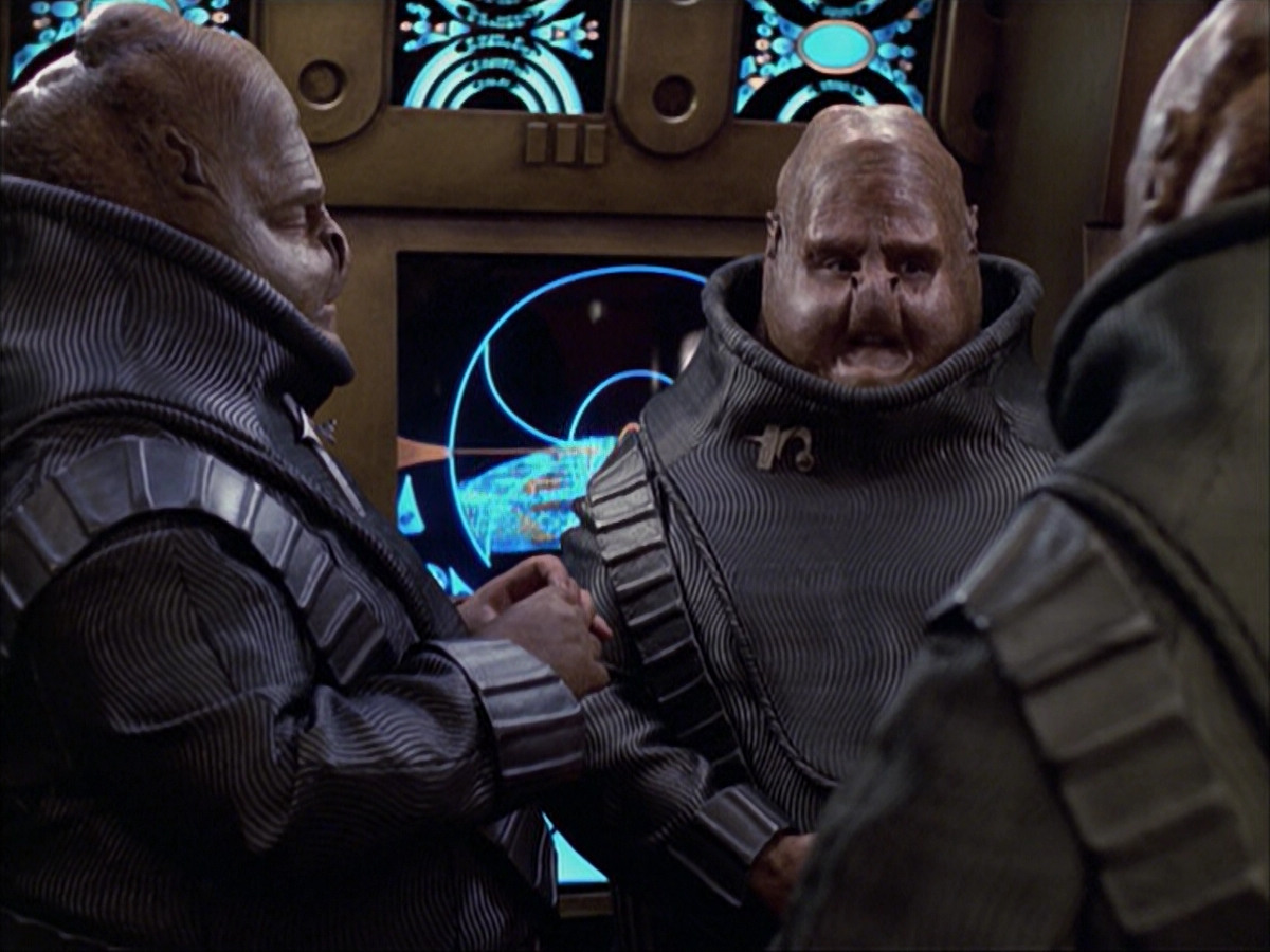 extant_StarTrek_VOY_6x04-TinkerTenorDoctorSpy_01676.jpg