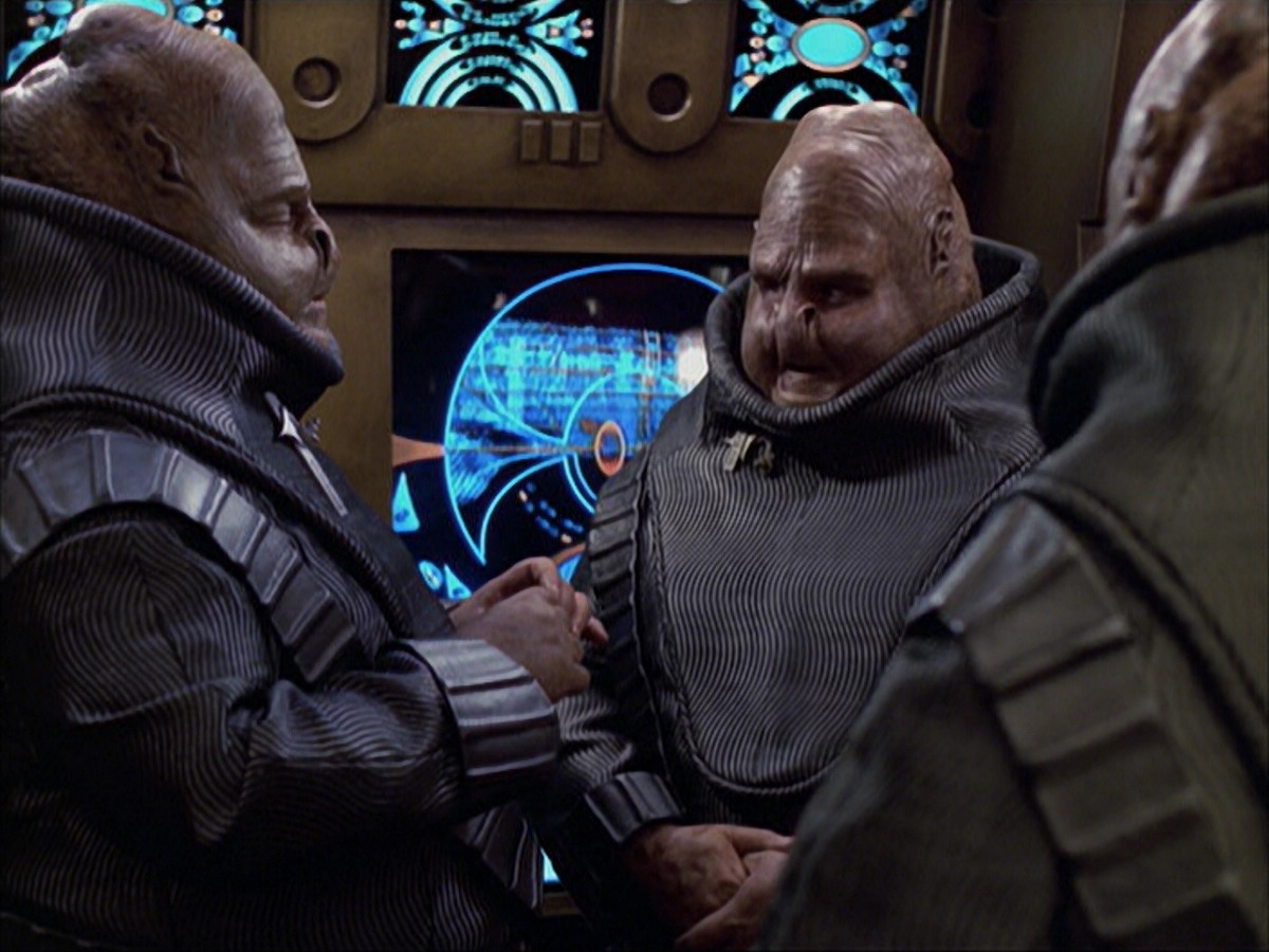 extant_StarTrek_VOY_6x04-TinkerTenorDoctorSpy_01678.jpg