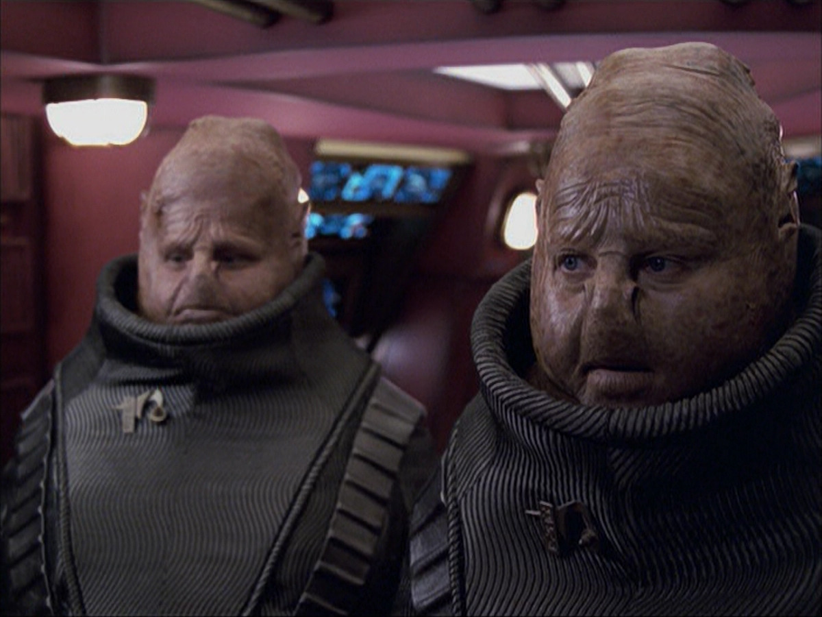 extant_StarTrek_VOY_6x04-TinkerTenorDoctorSpy_01689.jpg