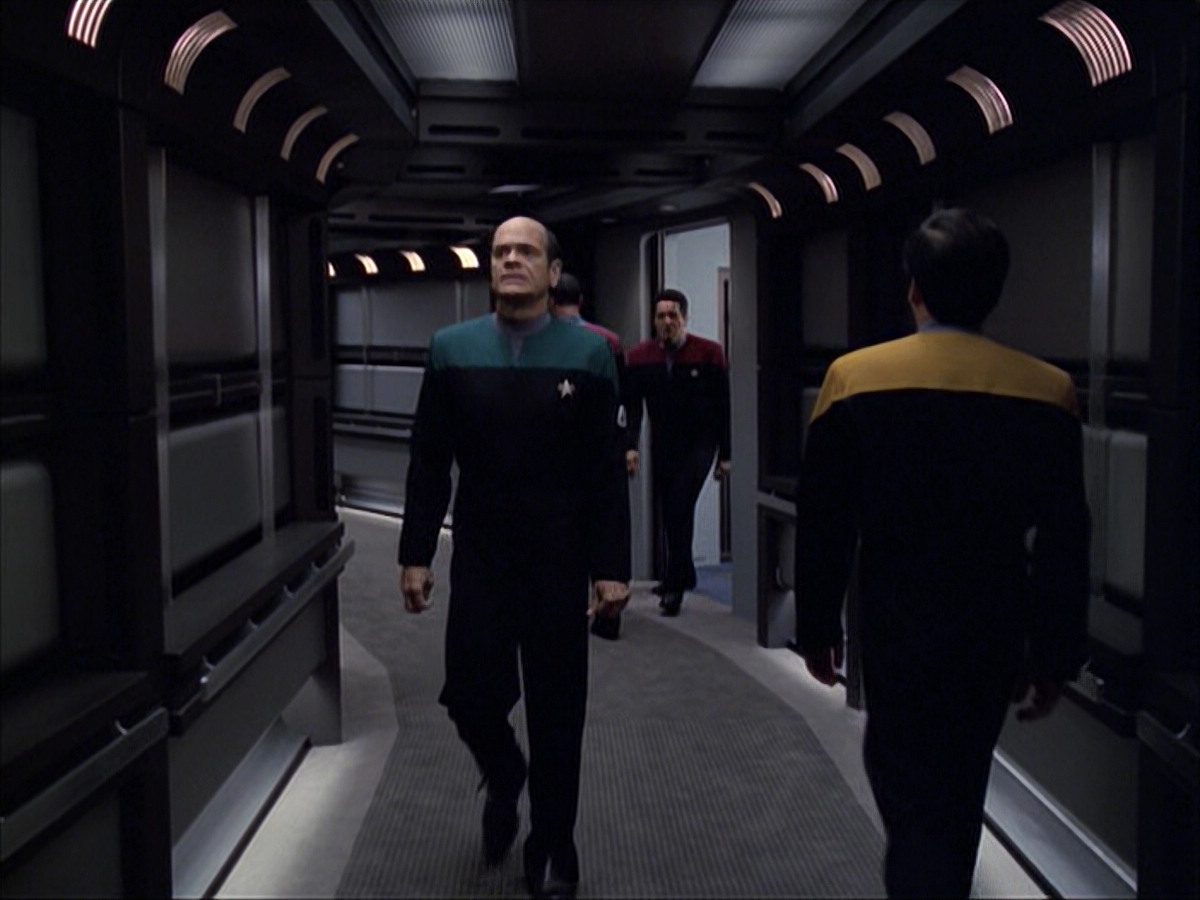 extant_StarTrek_VOY_6x04-TinkerTenorDoctorSpy_01760.jpg