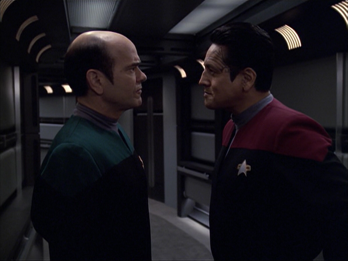 extant_StarTrek_VOY_6x04-TinkerTenorDoctorSpy_01774.jpg