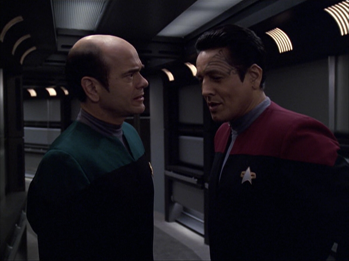 extant_StarTrek_VOY_6x04-TinkerTenorDoctorSpy_01777.jpg