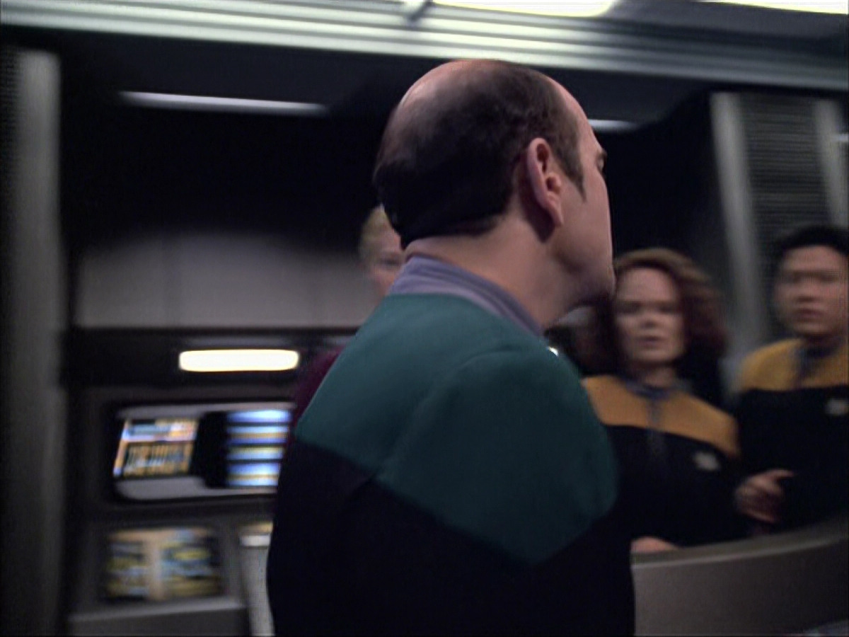 extant_StarTrek_VOY_6x04-TinkerTenorDoctorSpy_01802.jpg
