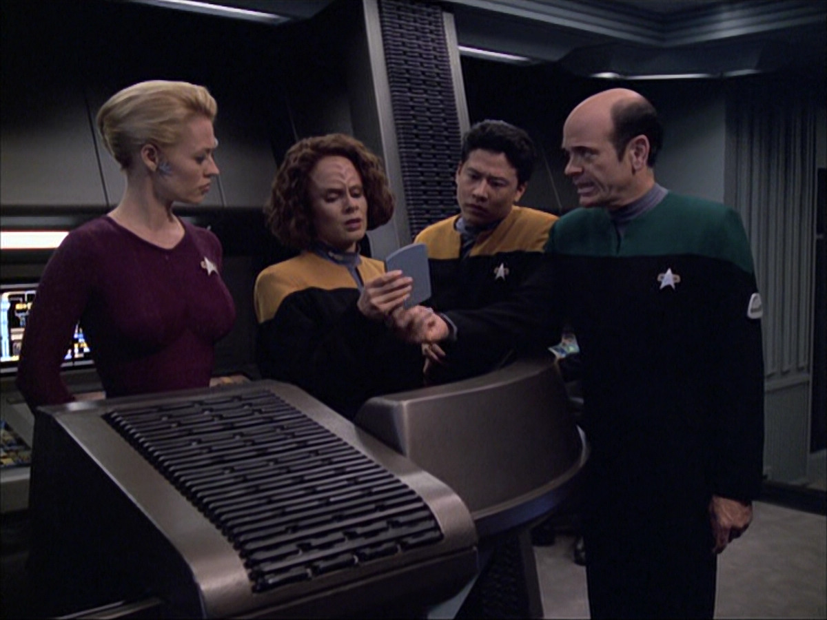 extant_StarTrek_VOY_6x04-TinkerTenorDoctorSpy_01809.jpg