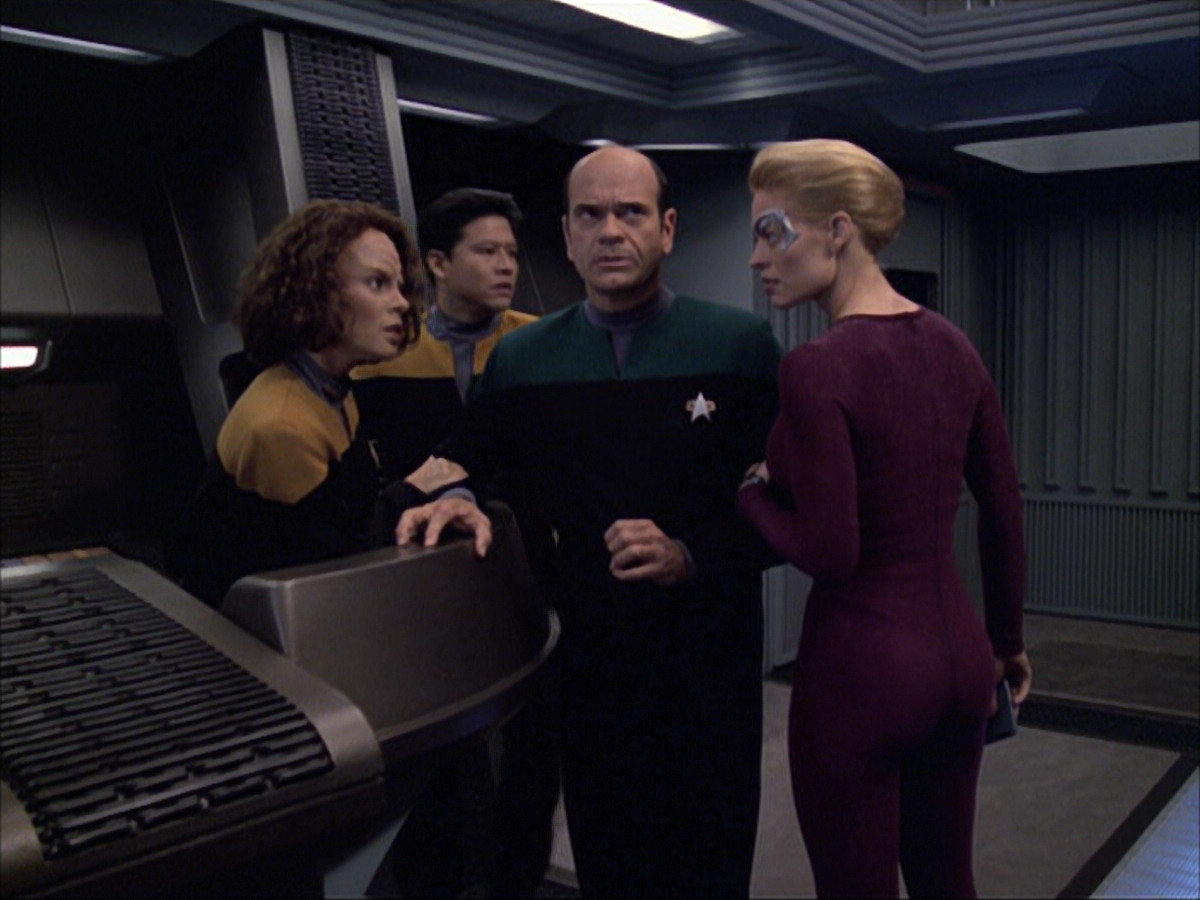 extant_StarTrek_VOY_6x04-TinkerTenorDoctorSpy_01864.jpg