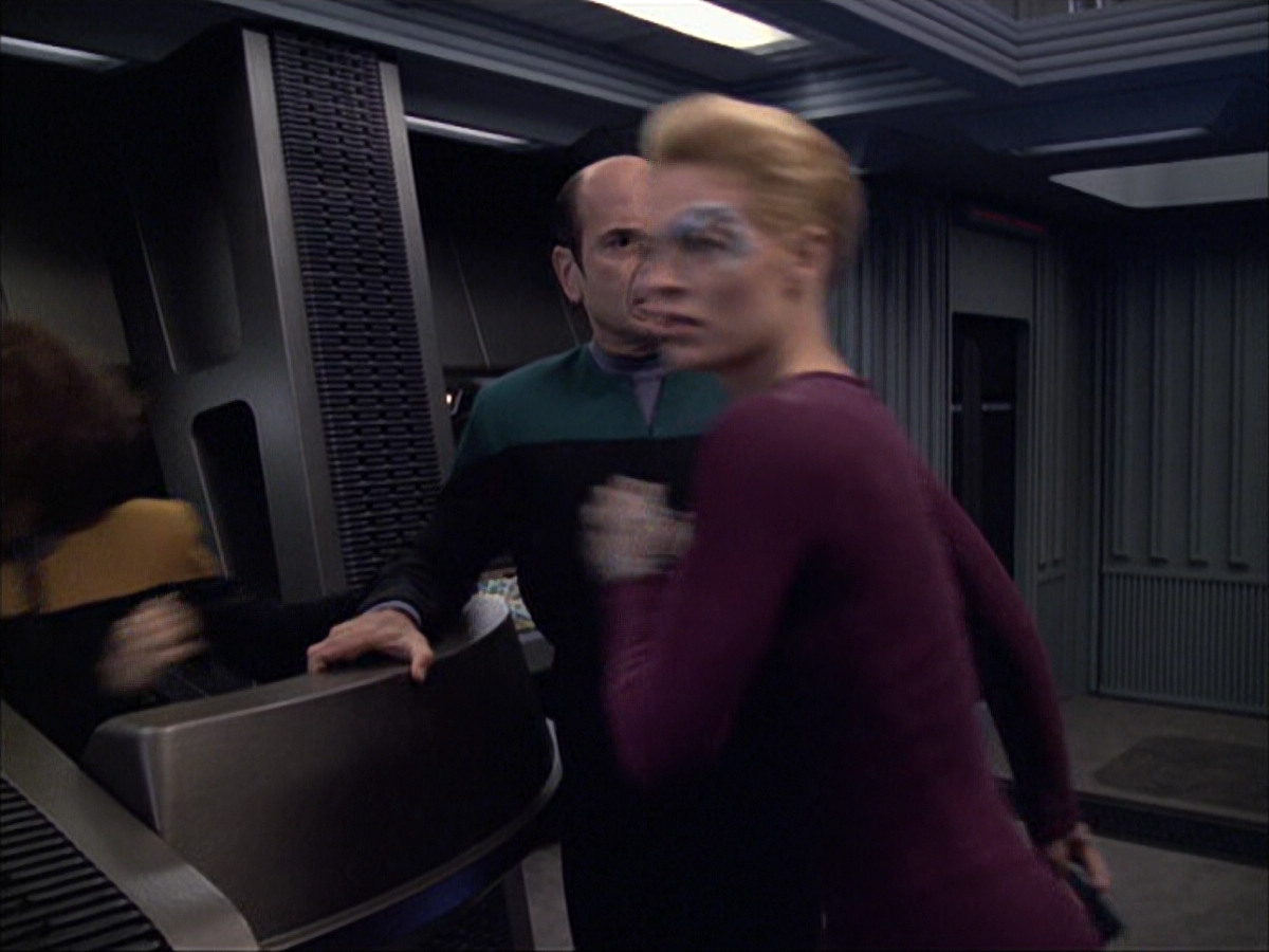 extant_StarTrek_VOY_6x04-TinkerTenorDoctorSpy_01875.jpg