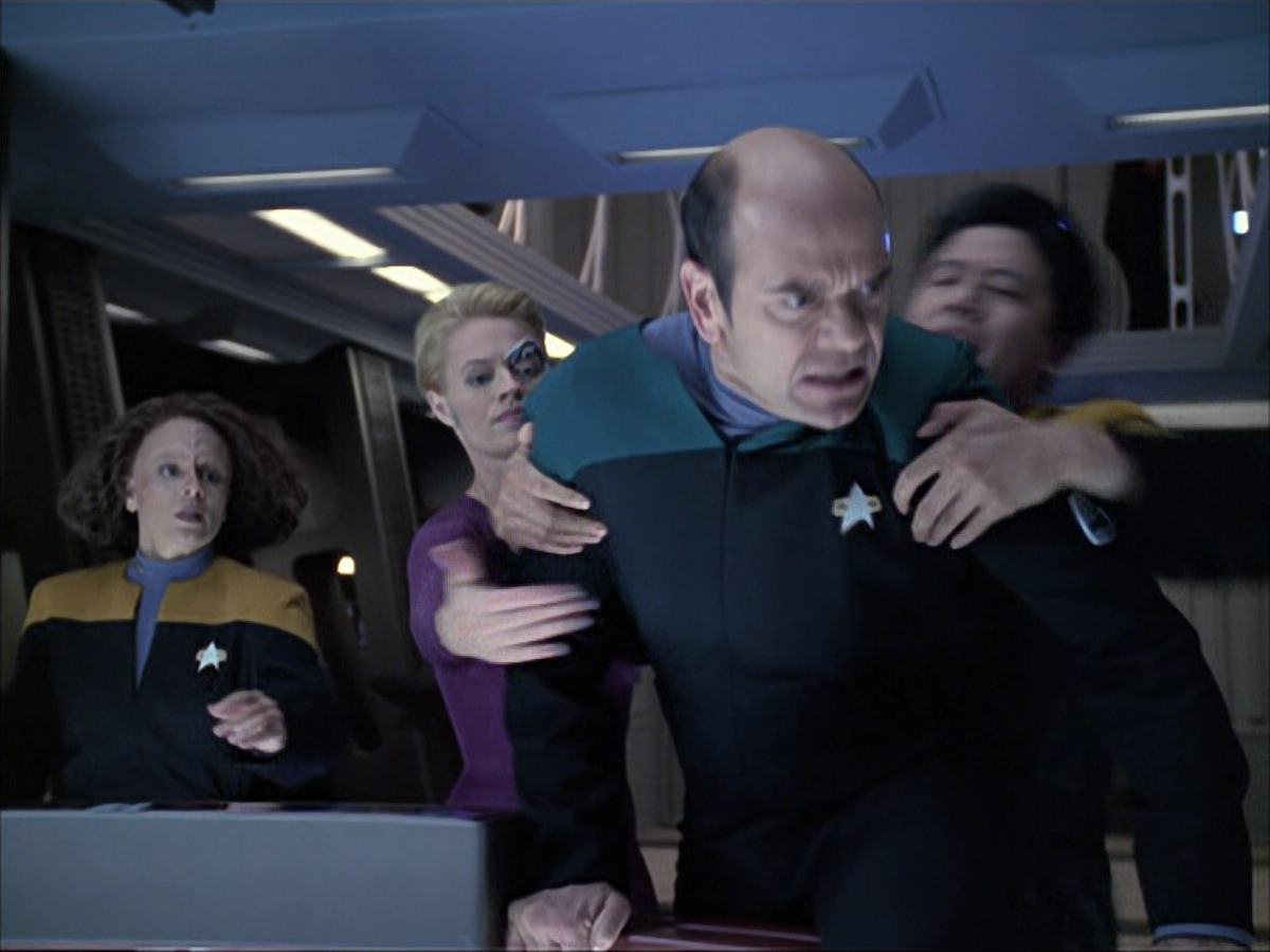 extant_StarTrek_VOY_6x04-TinkerTenorDoctorSpy_01947.jpg