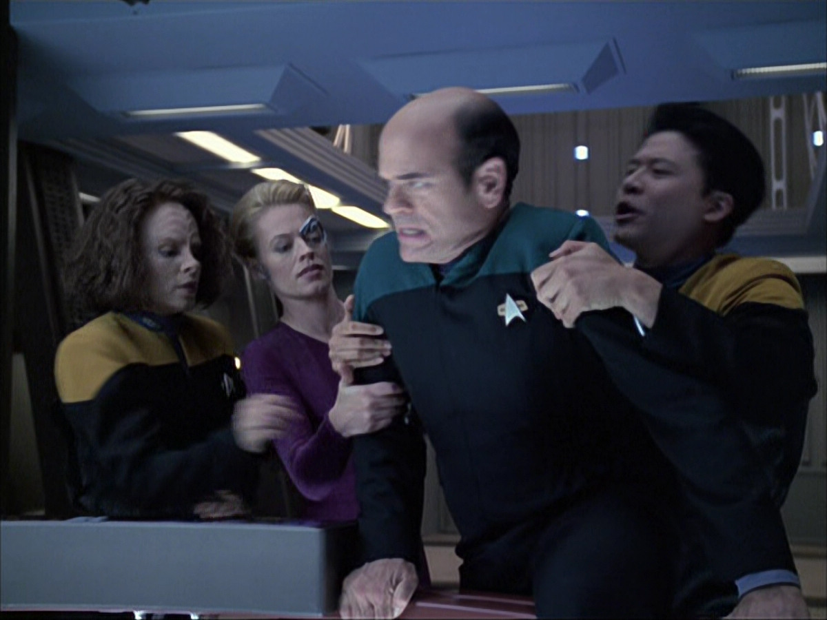 extant_StarTrek_VOY_6x04-TinkerTenorDoctorSpy_01948.jpg