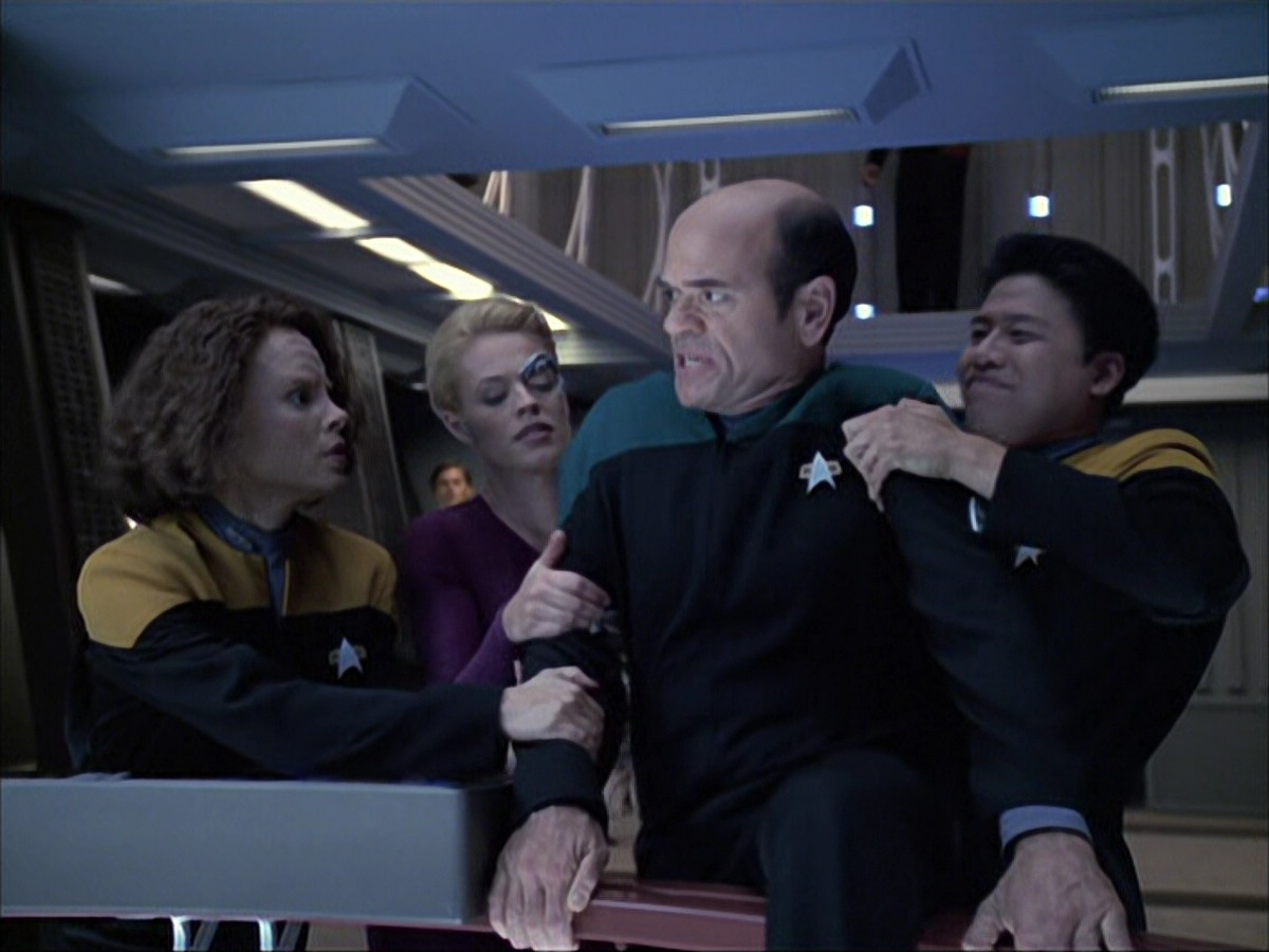 extant_StarTrek_VOY_6x04-TinkerTenorDoctorSpy_01949.jpg