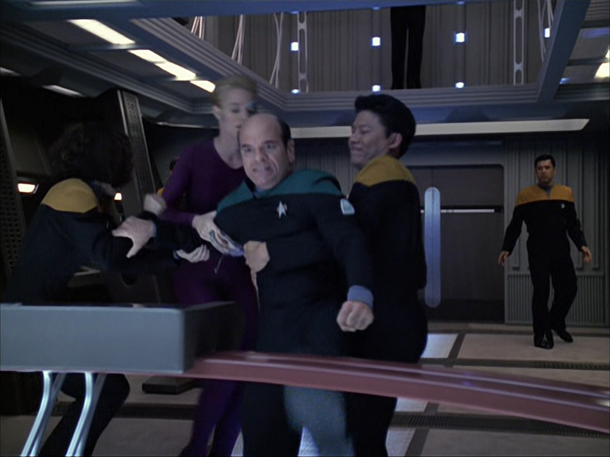 extant_StarTrek_VOY_6x04-TinkerTenorDoctorSpy_01954.jpg