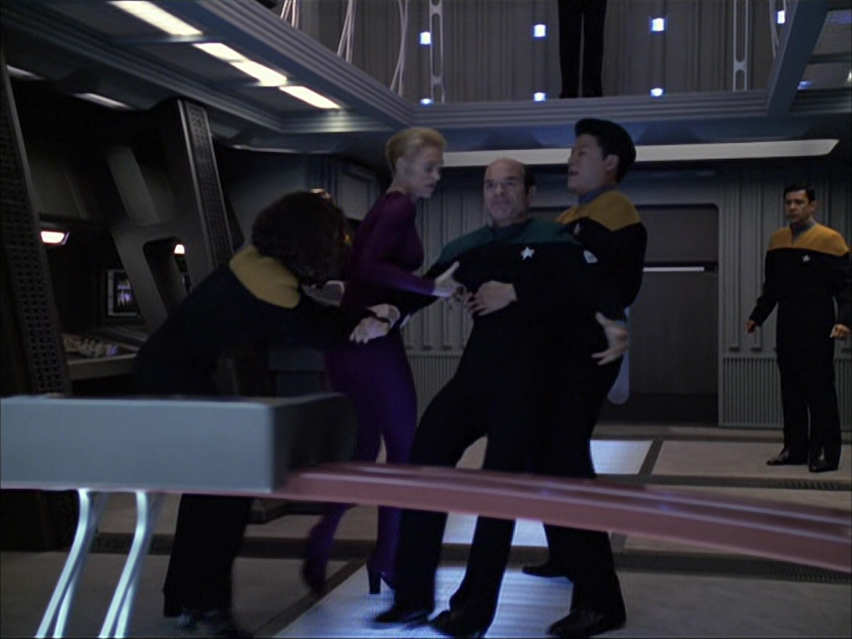 extant_StarTrek_VOY_6x04-TinkerTenorDoctorSpy_01956.jpg
