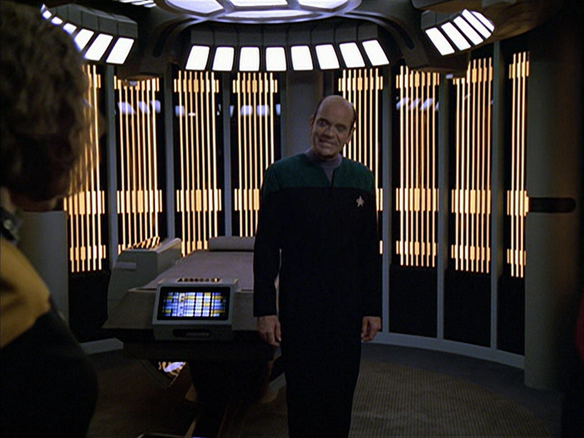 extant_StarTrek_VOY_6x04-TinkerTenorDoctorSpy_01969.jpg