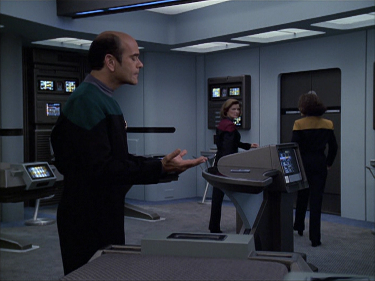 extant_StarTrek_VOY_6x04-TinkerTenorDoctorSpy_02026.jpg
