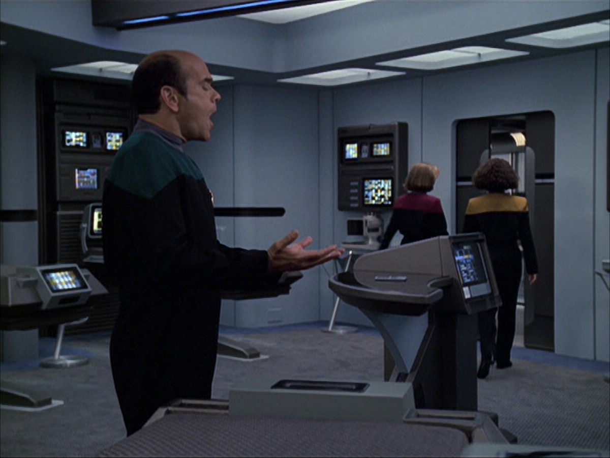 extant_StarTrek_VOY_6x04-TinkerTenorDoctorSpy_02027.jpg
