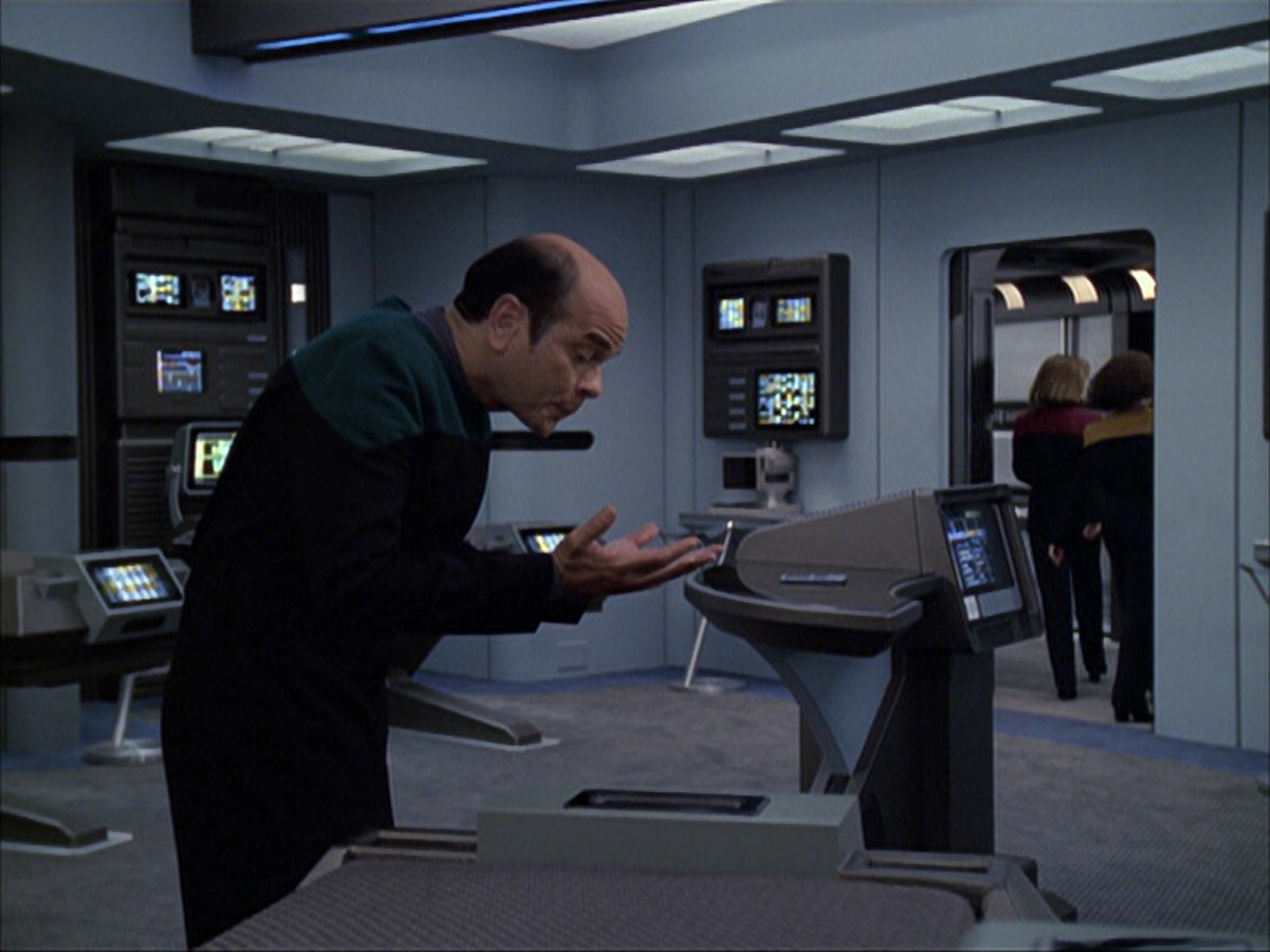 extant_StarTrek_VOY_6x04-TinkerTenorDoctorSpy_02029.jpg