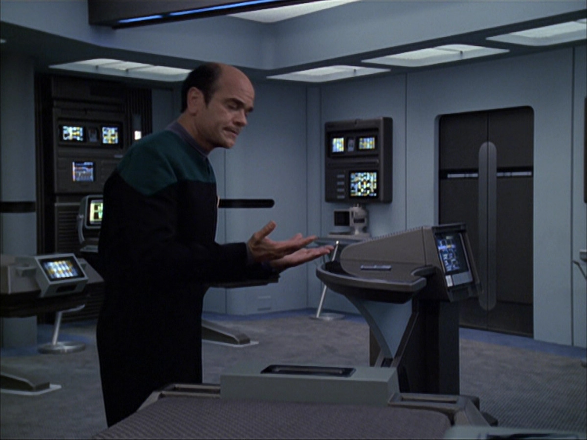 extant_StarTrek_VOY_6x04-TinkerTenorDoctorSpy_02033.jpg
