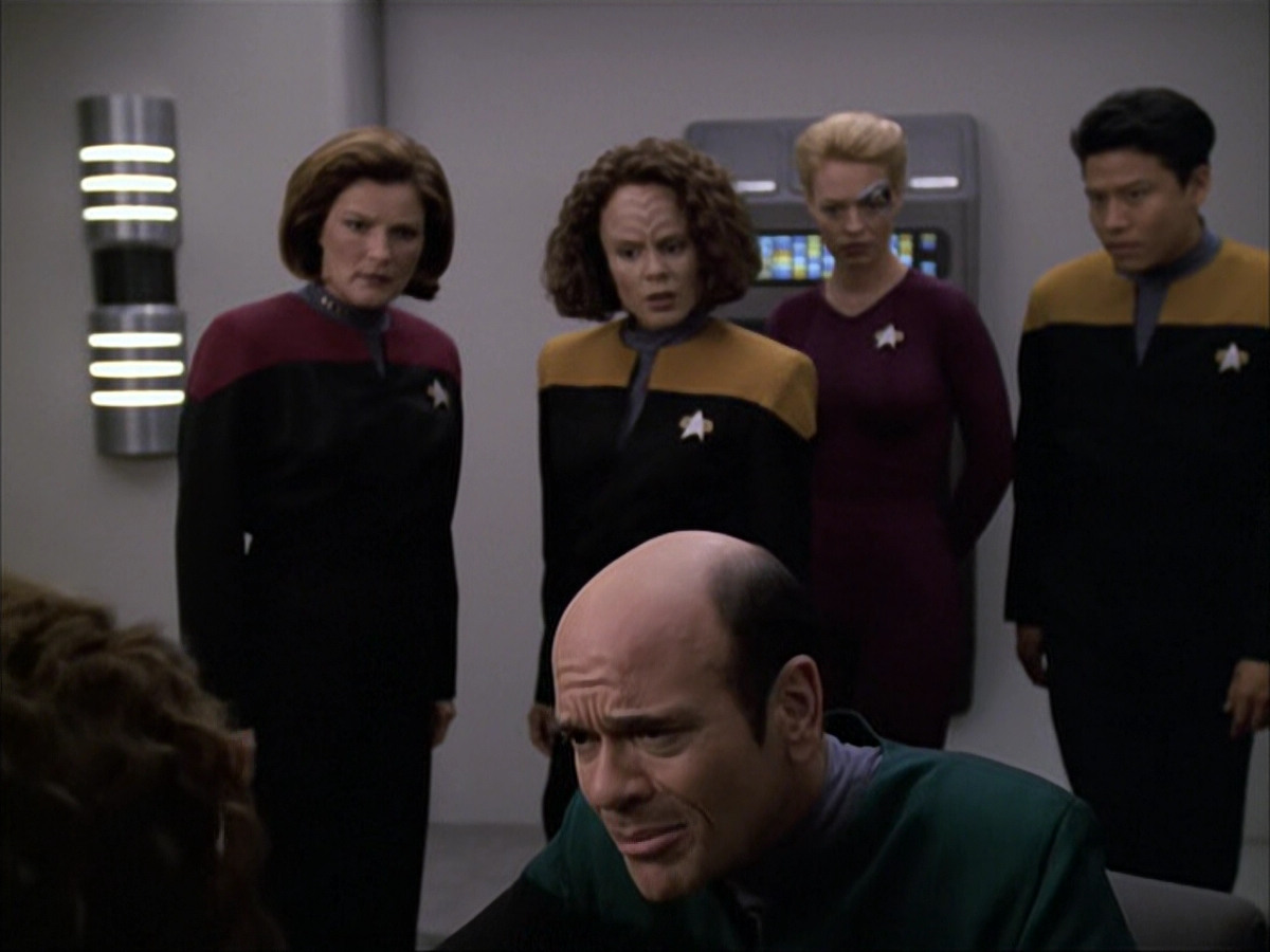 extant_StarTrek_VOY_6x04-TinkerTenorDoctorSpy_02146.jpg