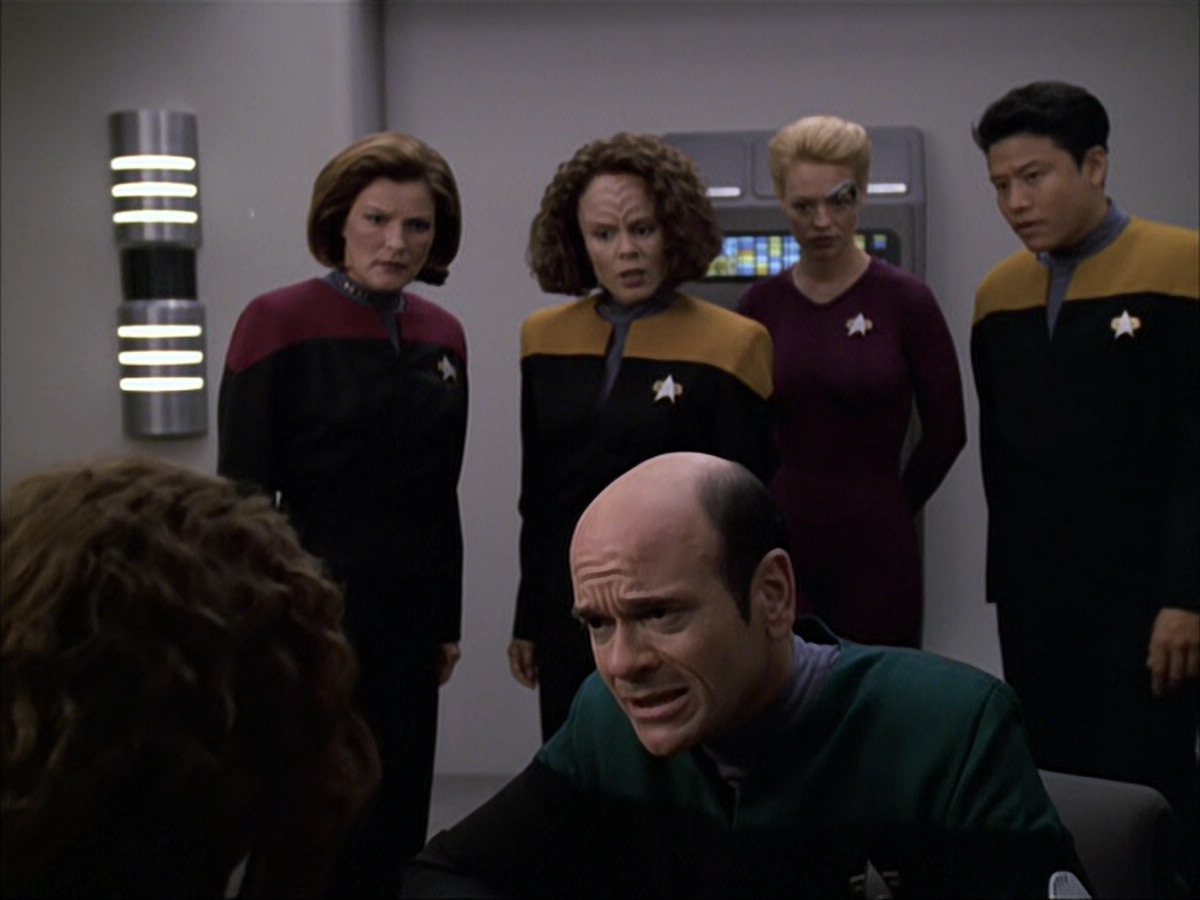 extant_StarTrek_VOY_6x04-TinkerTenorDoctorSpy_02147.jpg