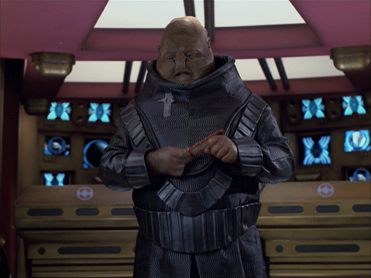 extant_StarTrek_VOY_6x04-TinkerTenorDoctorSpy_02244.jpg