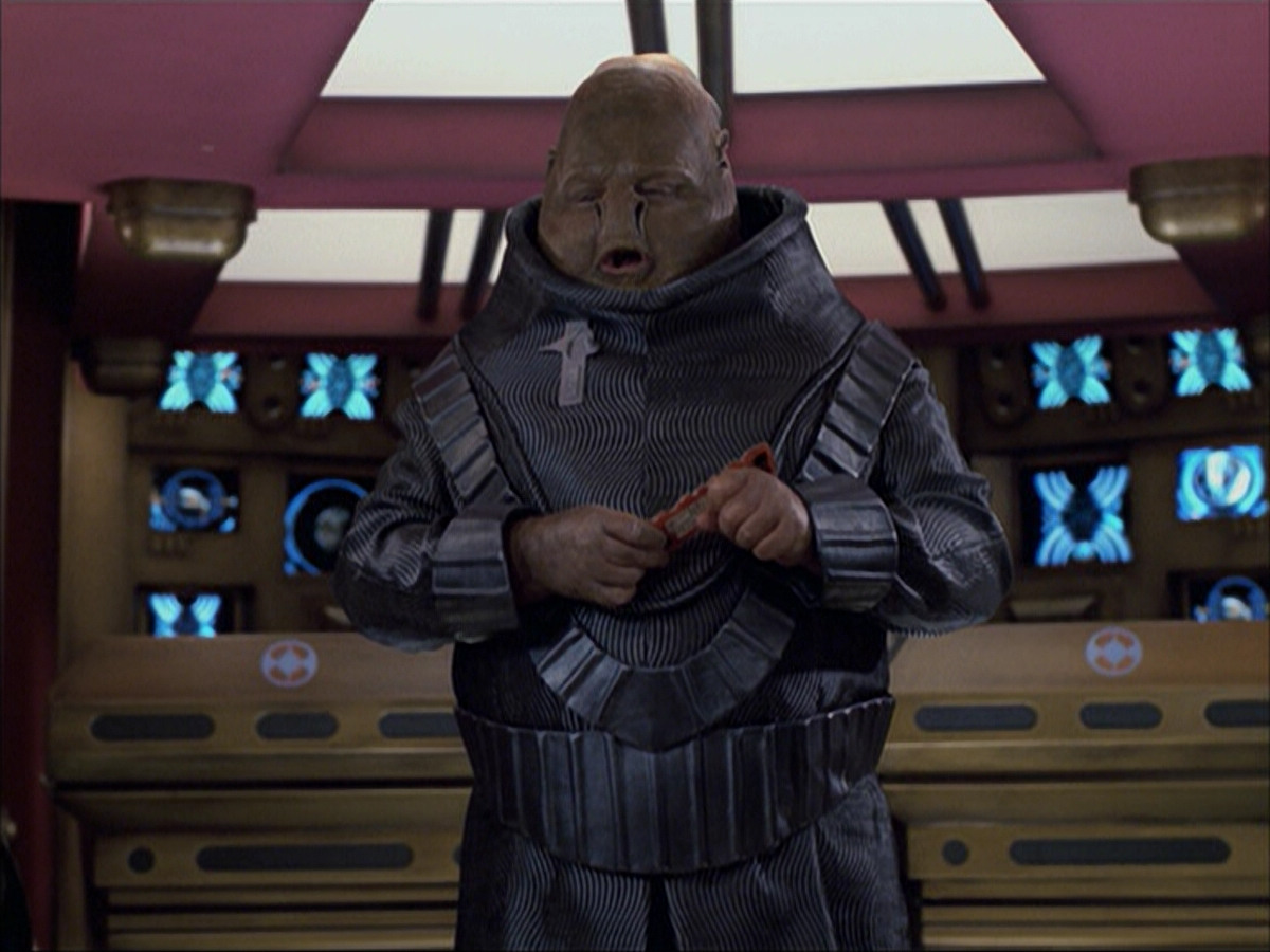 extant_StarTrek_VOY_6x04-TinkerTenorDoctorSpy_02245.jpg