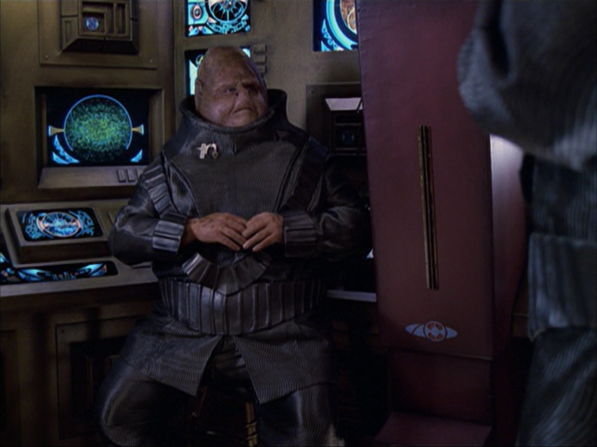 extant_StarTrek_VOY_6x04-TinkerTenorDoctorSpy_02246.jpg