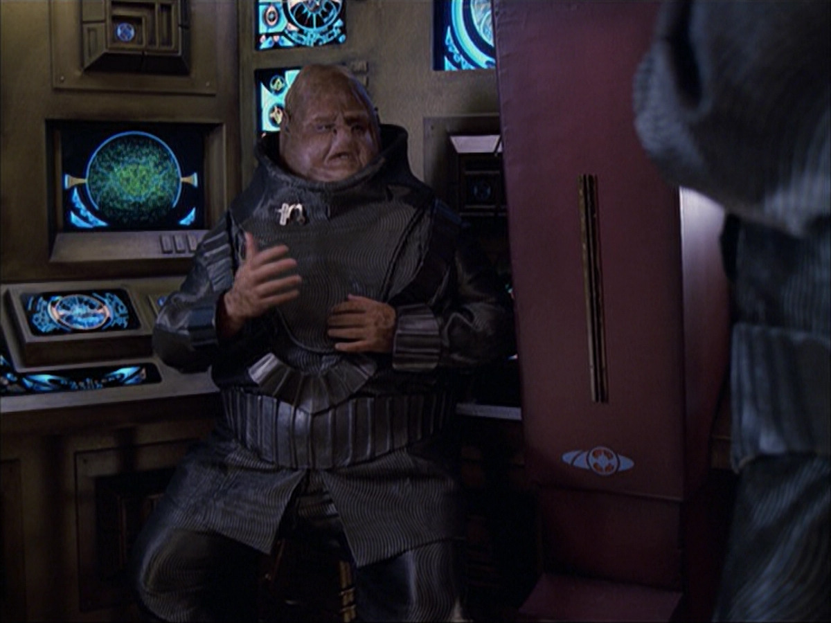 extant_StarTrek_VOY_6x04-TinkerTenorDoctorSpy_02252.jpg