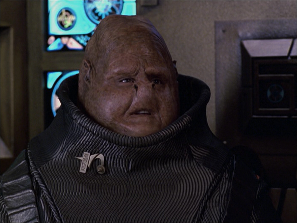 extant_StarTrek_VOY_6x04-TinkerTenorDoctorSpy_02276.jpg
