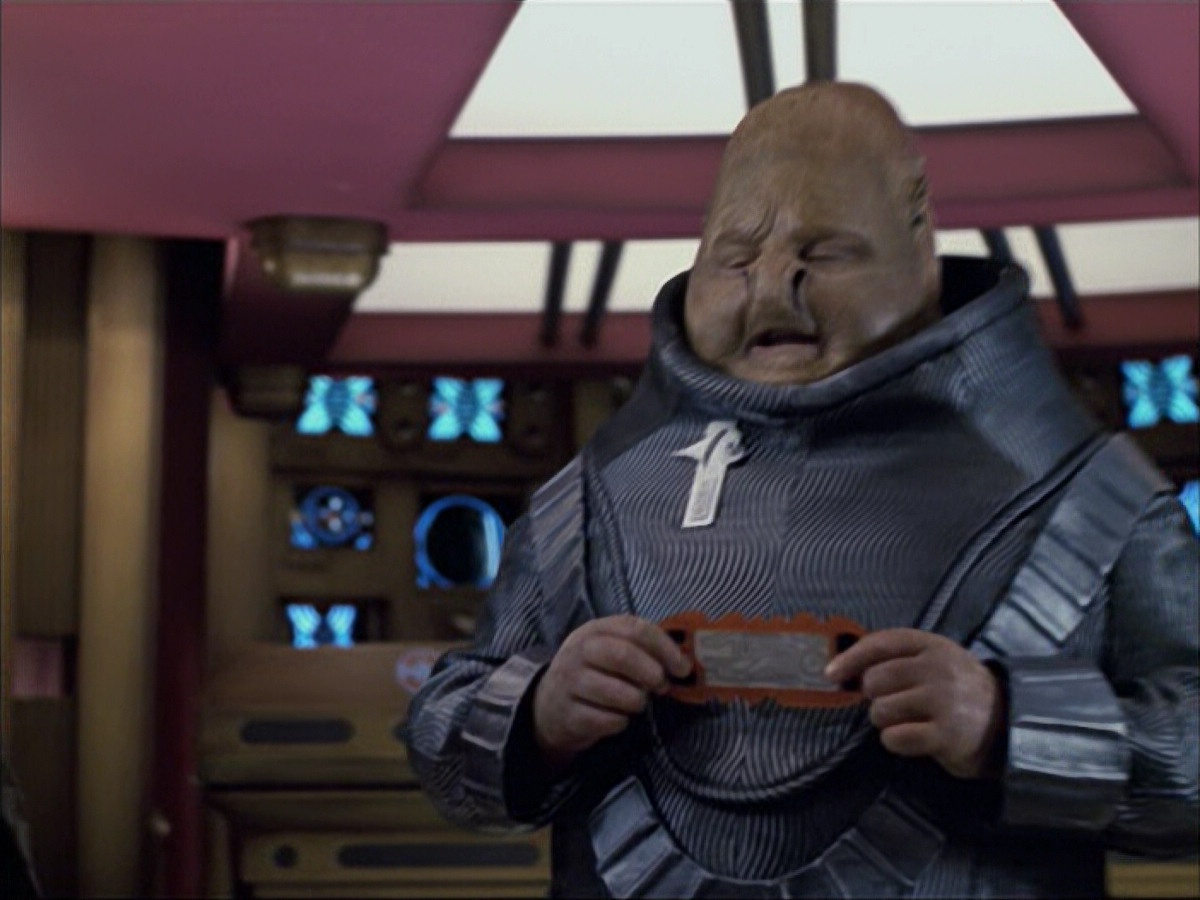 extant_StarTrek_VOY_6x04-TinkerTenorDoctorSpy_02278.jpg