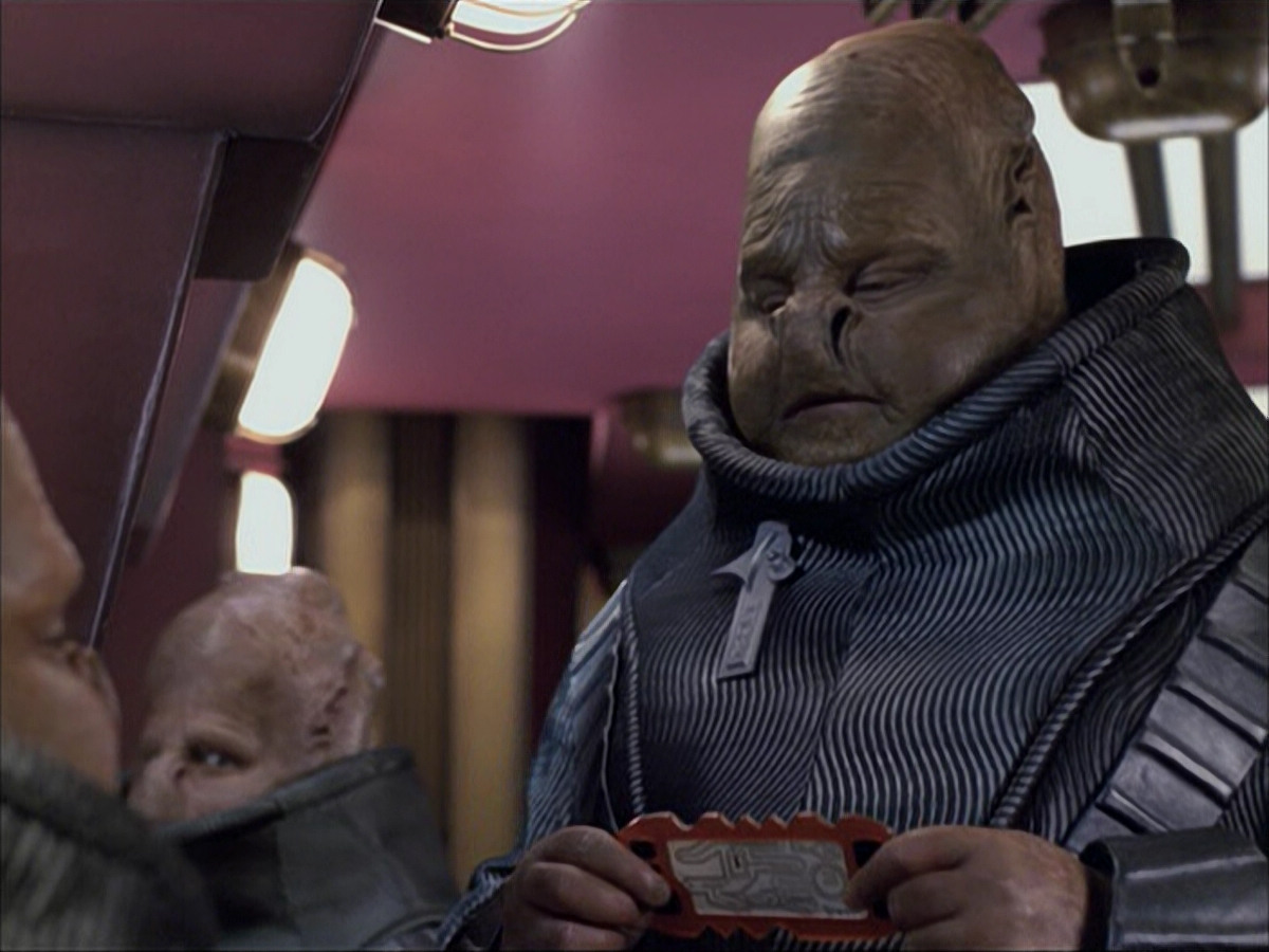 extant_StarTrek_VOY_6x04-TinkerTenorDoctorSpy_02280.jpg