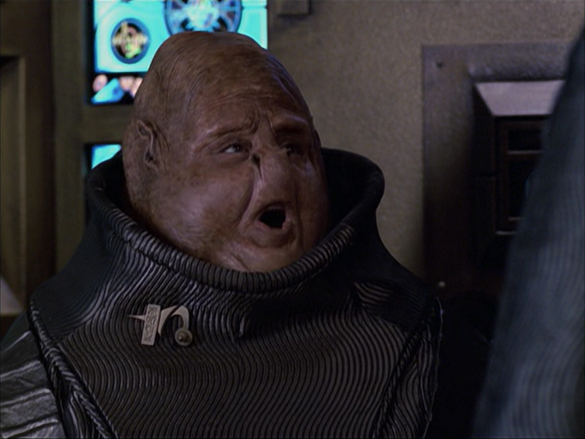 extant_StarTrek_VOY_6x04-TinkerTenorDoctorSpy_02286.jpg