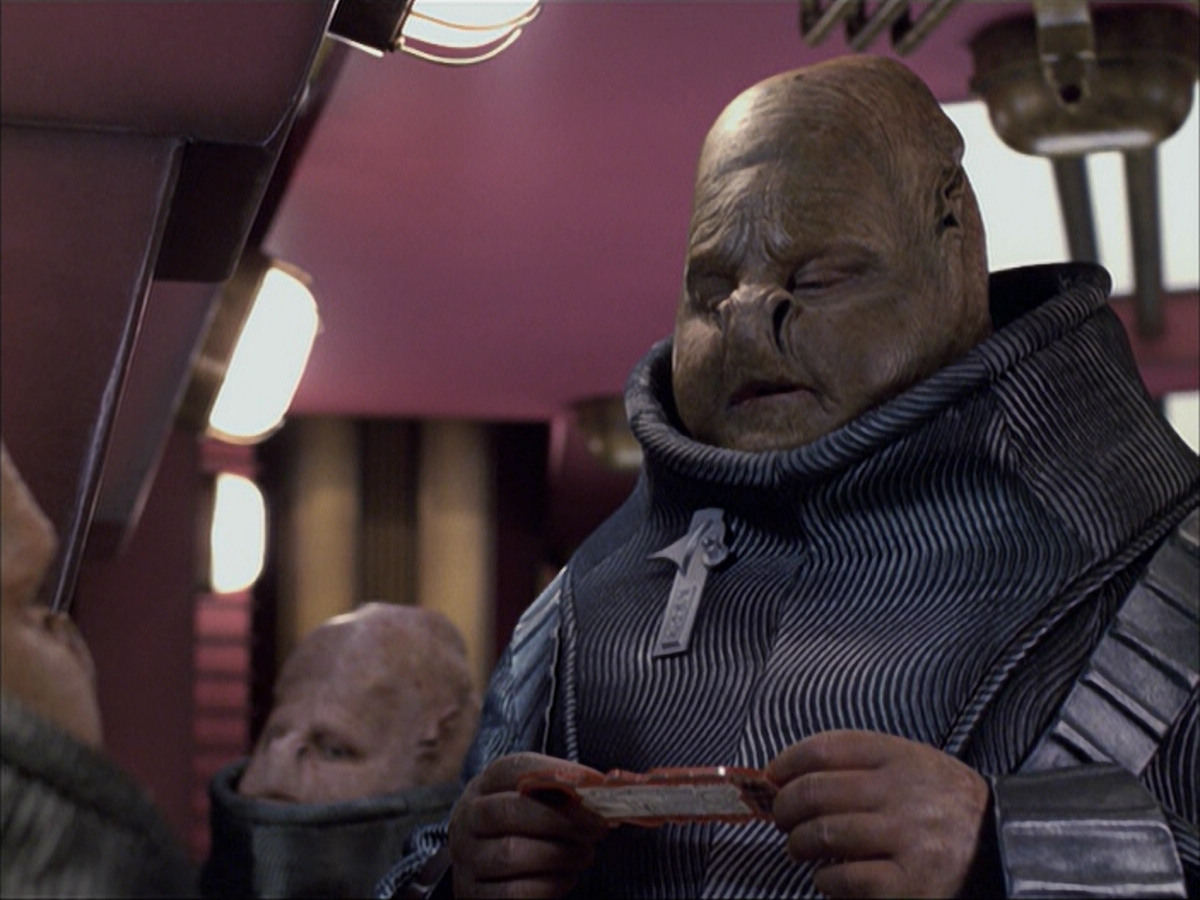 extant_StarTrek_VOY_6x04-TinkerTenorDoctorSpy_02298.jpg