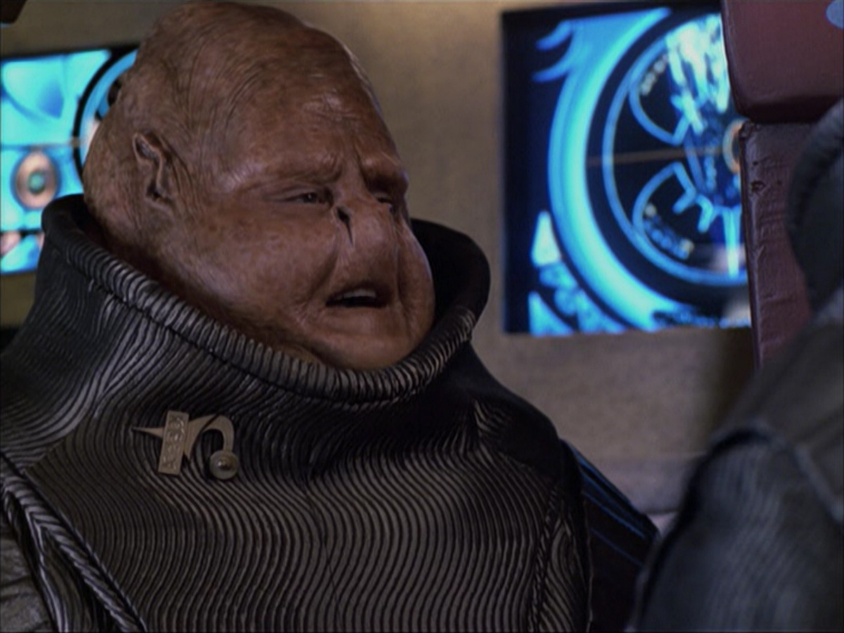 extant_StarTrek_VOY_6x04-TinkerTenorDoctorSpy_02305.jpg
