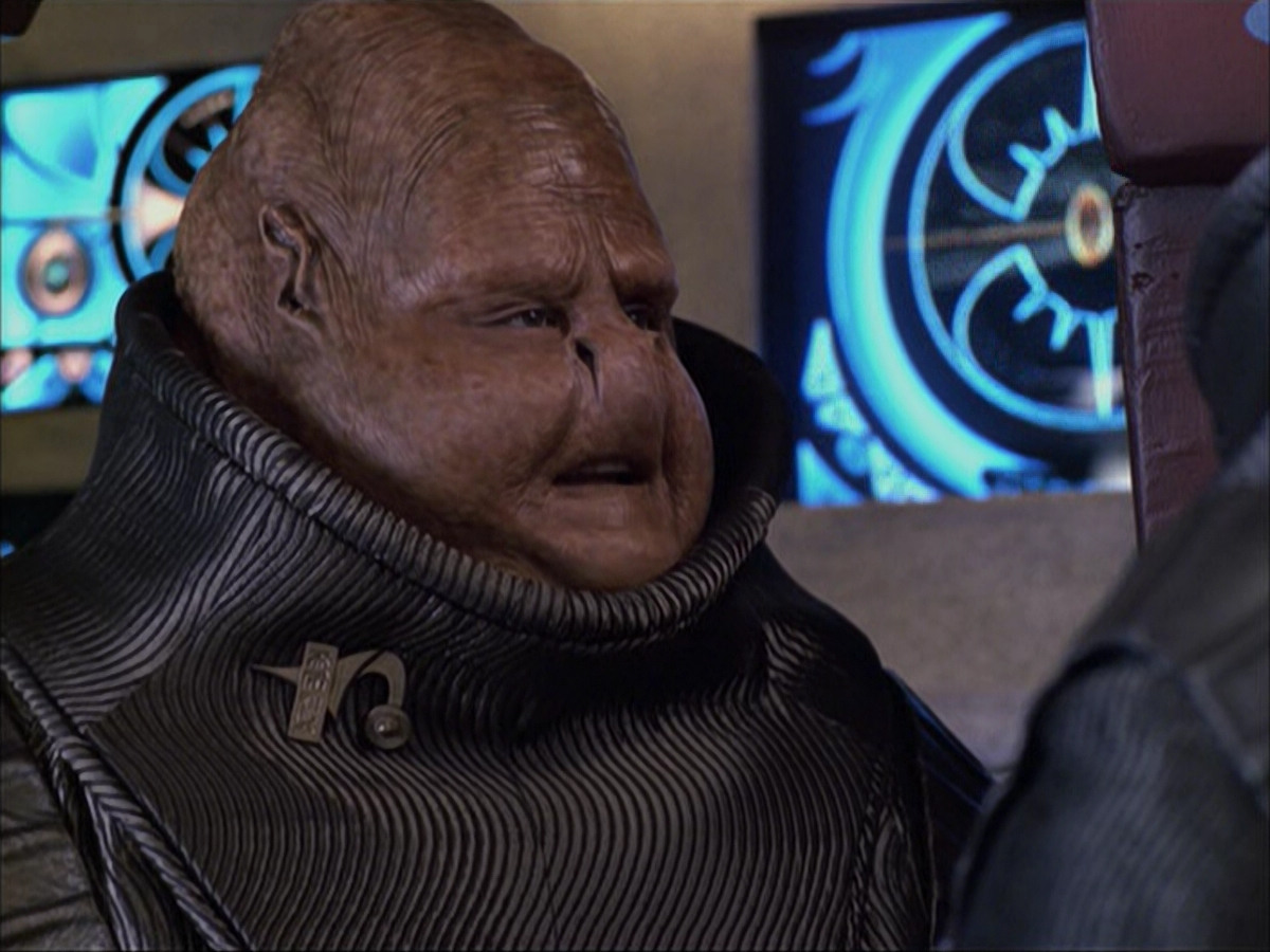 extant_StarTrek_VOY_6x04-TinkerTenorDoctorSpy_02306.jpg