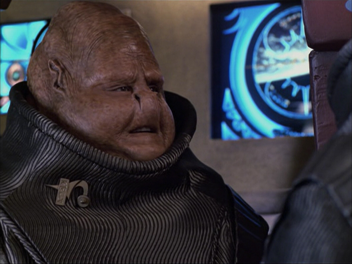 extant_StarTrek_VOY_6x04-TinkerTenorDoctorSpy_02307.jpg