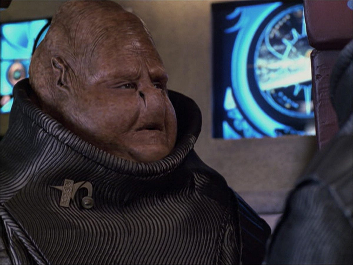 extant_StarTrek_VOY_6x04-TinkerTenorDoctorSpy_02309.jpg