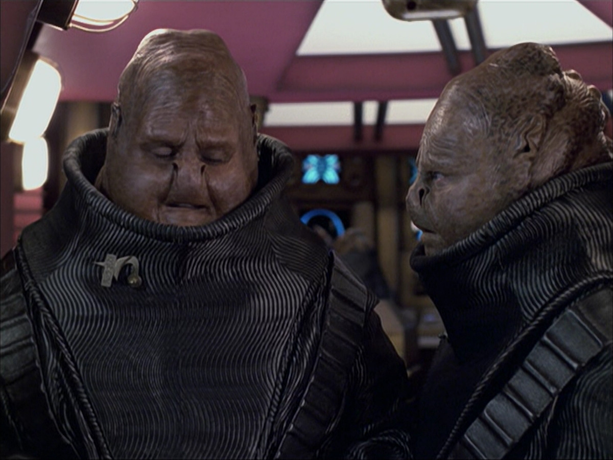 extant_StarTrek_VOY_6x04-TinkerTenorDoctorSpy_02329.jpg