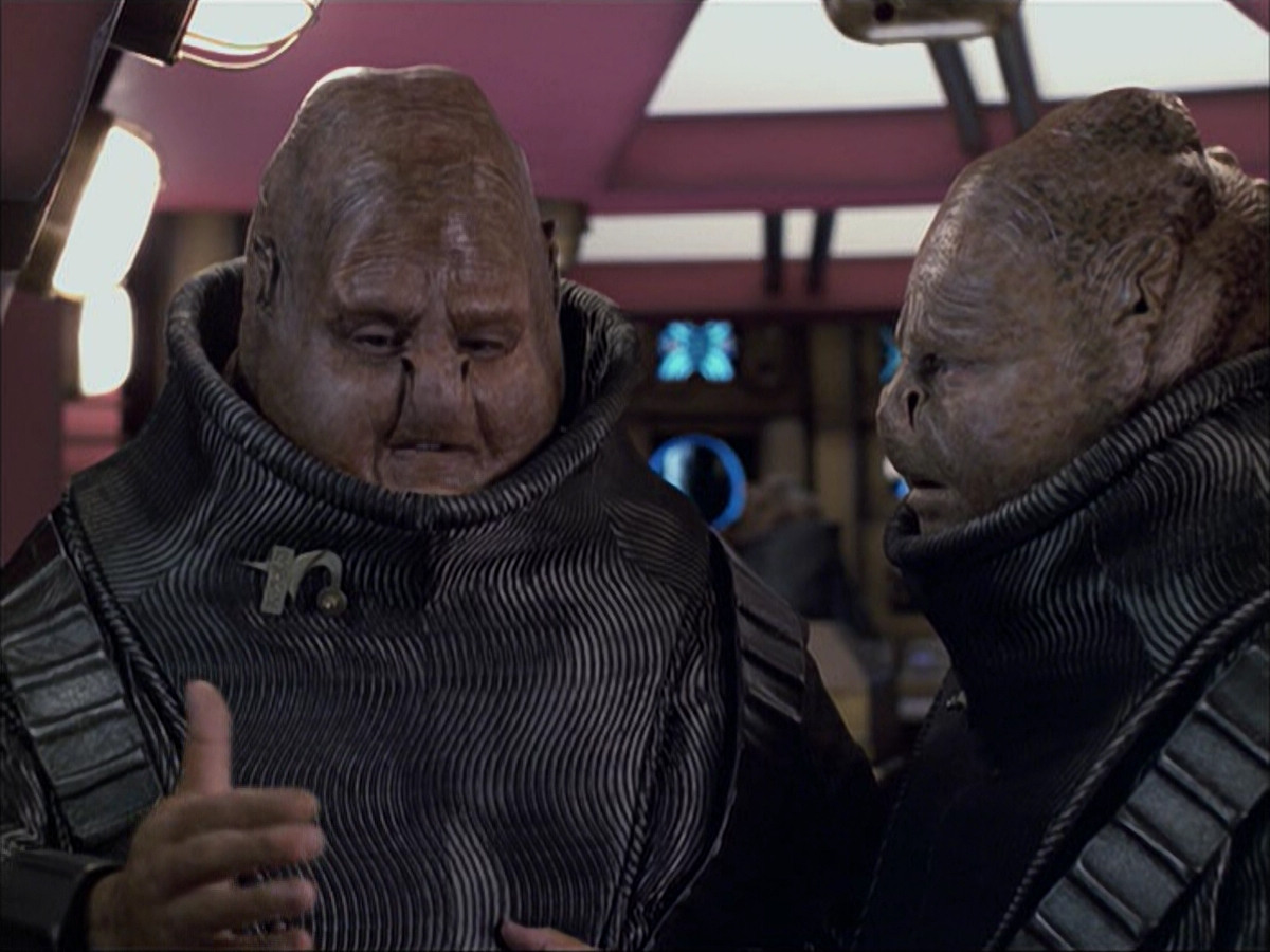 extant_StarTrek_VOY_6x04-TinkerTenorDoctorSpy_02335.jpg