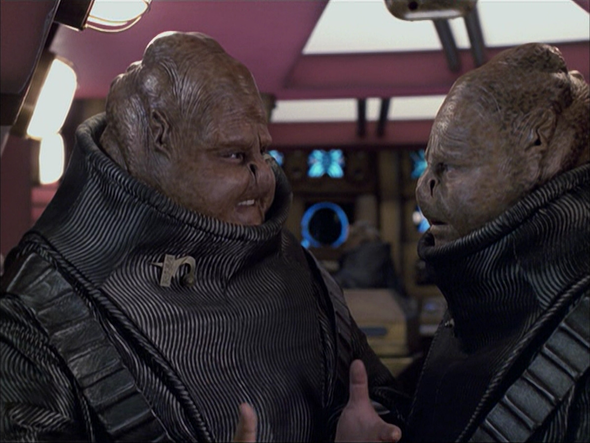 extant_StarTrek_VOY_6x04-TinkerTenorDoctorSpy_02337.jpg