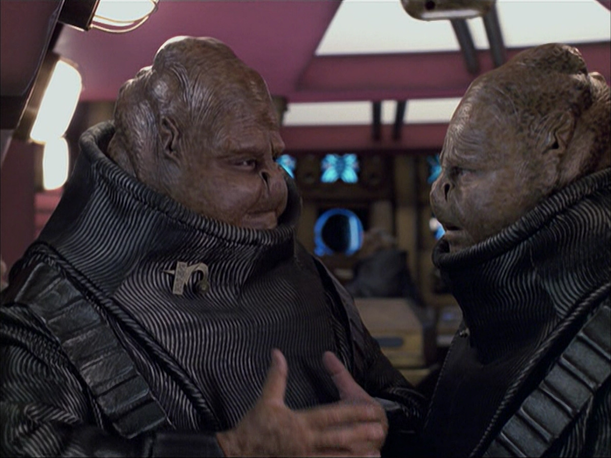 extant_StarTrek_VOY_6x04-TinkerTenorDoctorSpy_02338.jpg