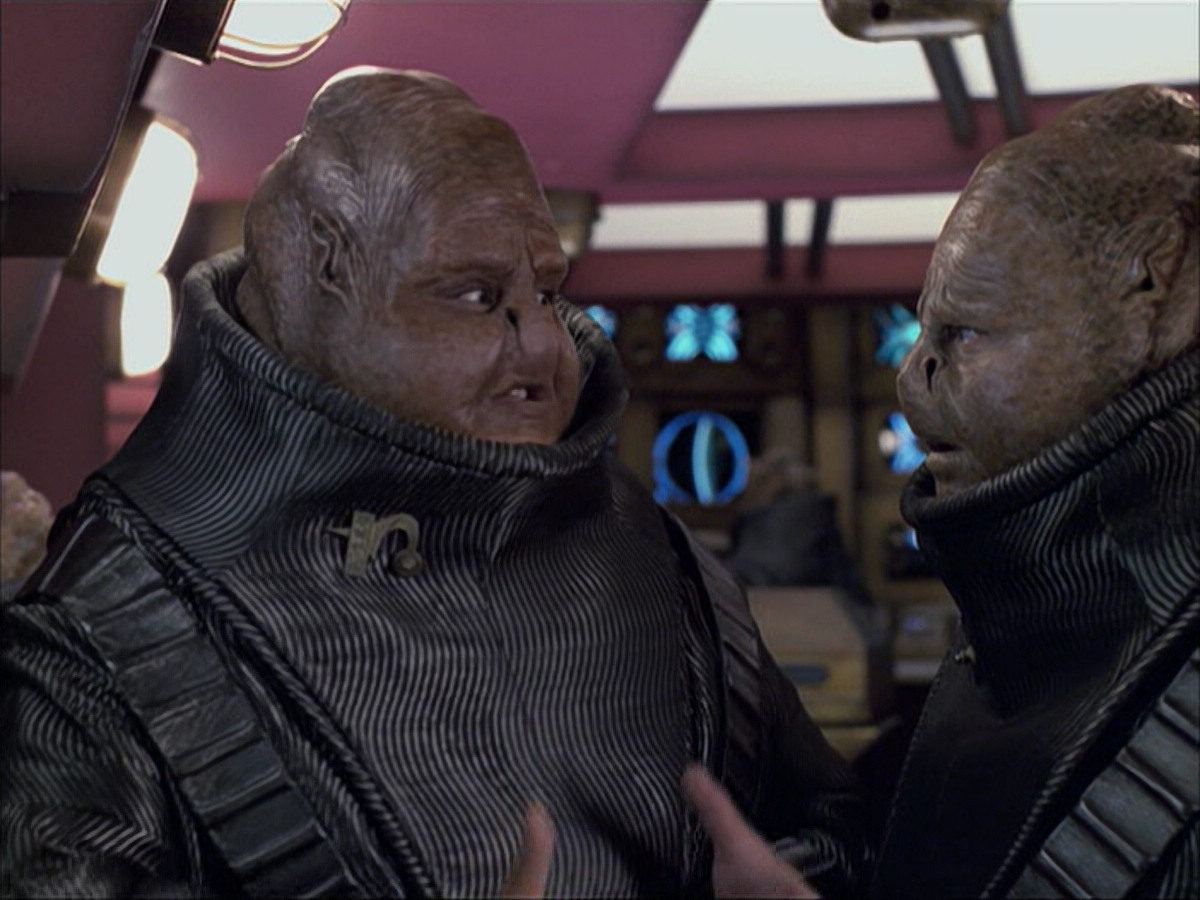 extant_StarTrek_VOY_6x04-TinkerTenorDoctorSpy_02351.jpg