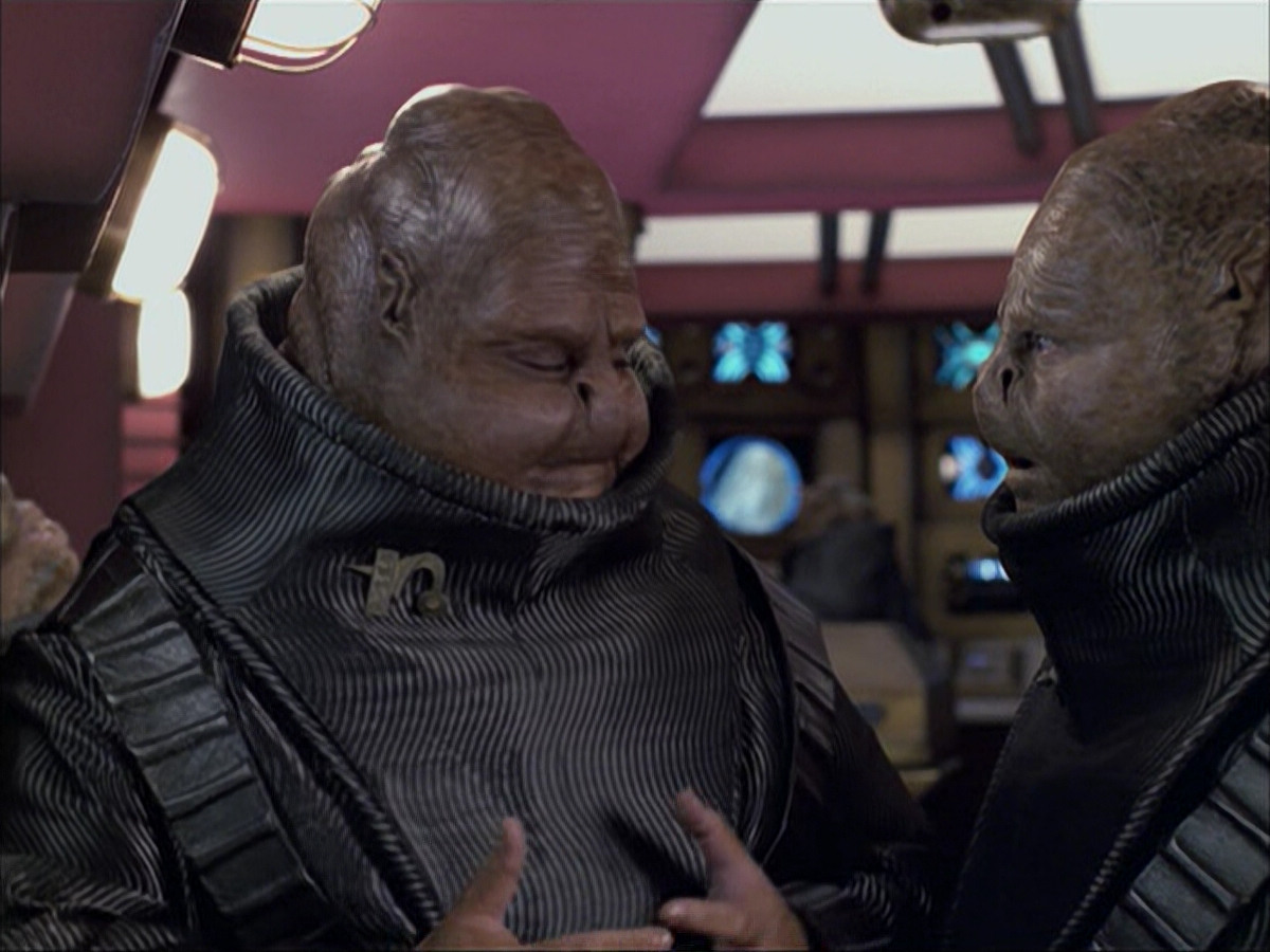 extant_StarTrek_VOY_6x04-TinkerTenorDoctorSpy_02354.jpg