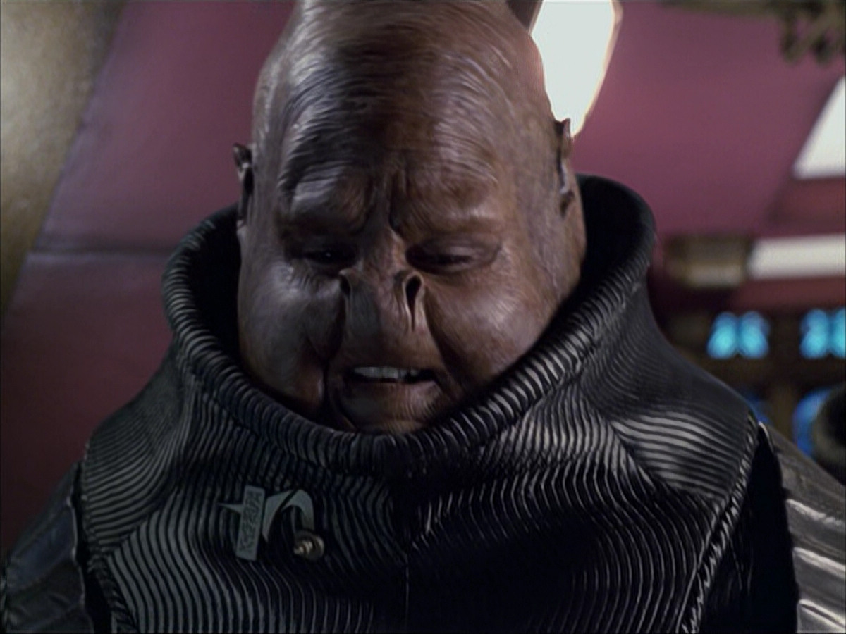extant_StarTrek_VOY_6x04-TinkerTenorDoctorSpy_02363.jpg