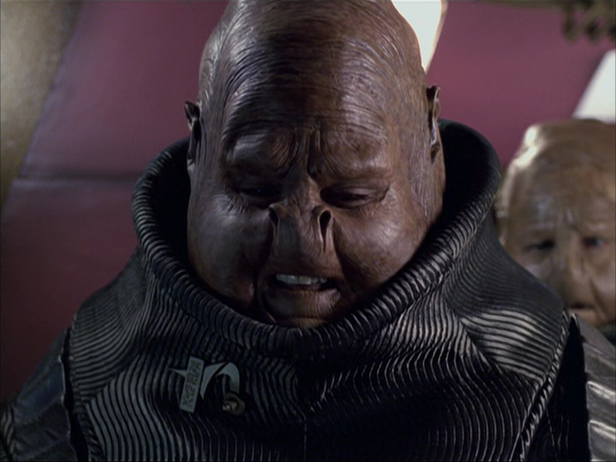 extant_StarTrek_VOY_6x04-TinkerTenorDoctorSpy_02364.jpg
