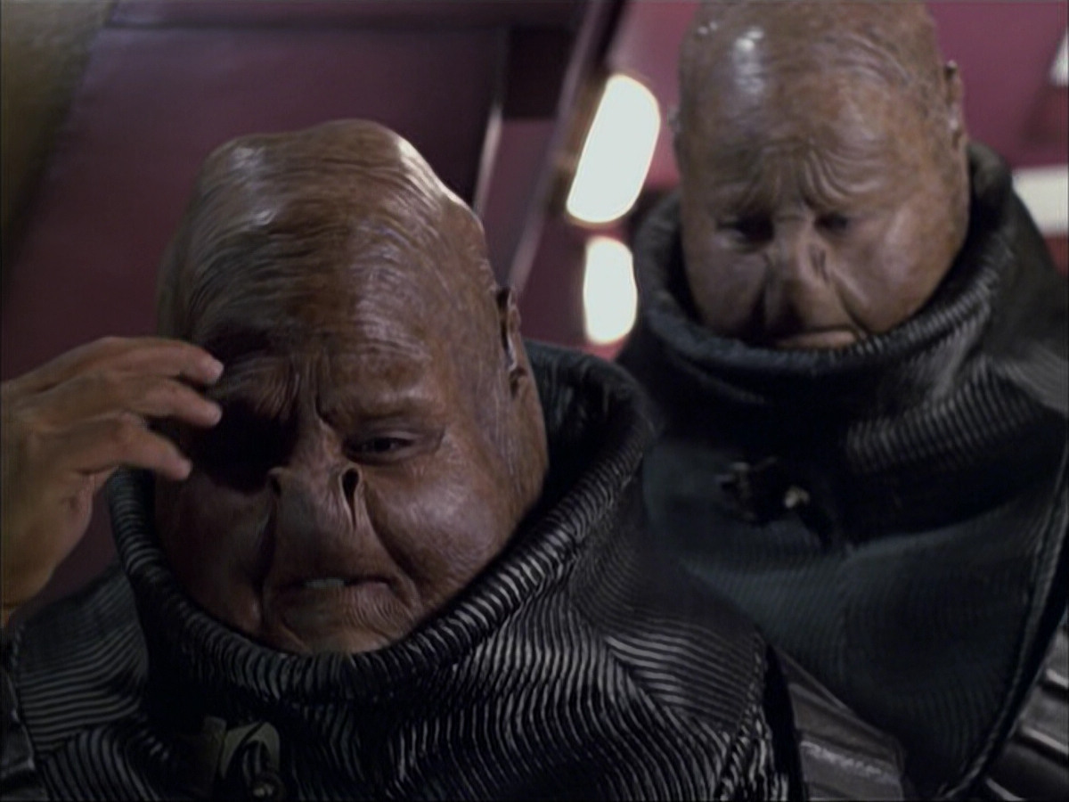 extant_StarTrek_VOY_6x04-TinkerTenorDoctorSpy_02372.jpg