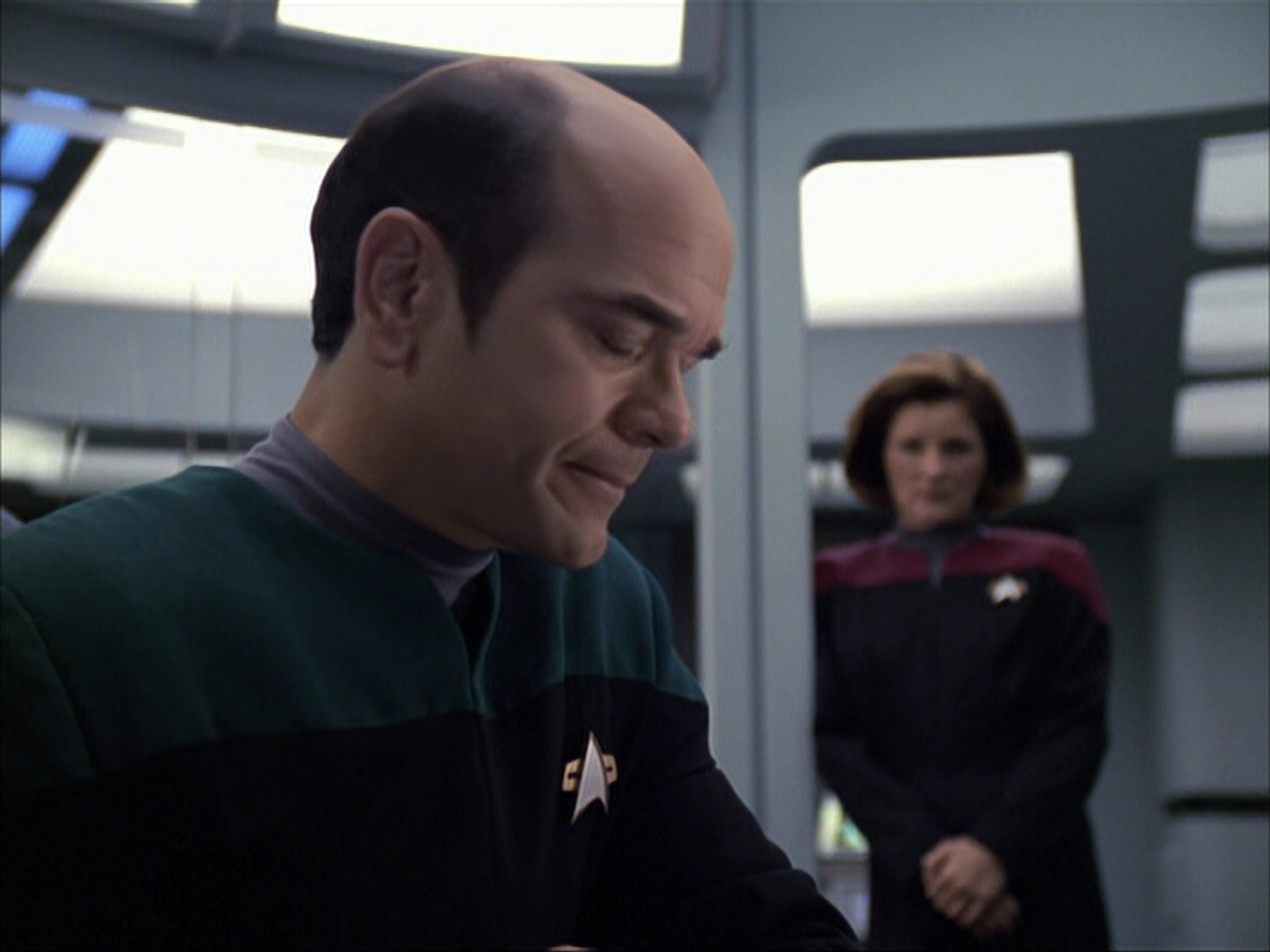 extant_StarTrek_VOY_6x04-TinkerTenorDoctorSpy_02412.jpg