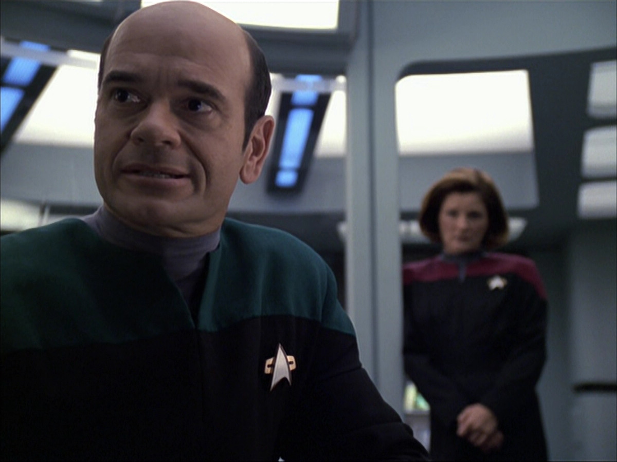 extant_StarTrek_VOY_6x04-TinkerTenorDoctorSpy_02423.jpg