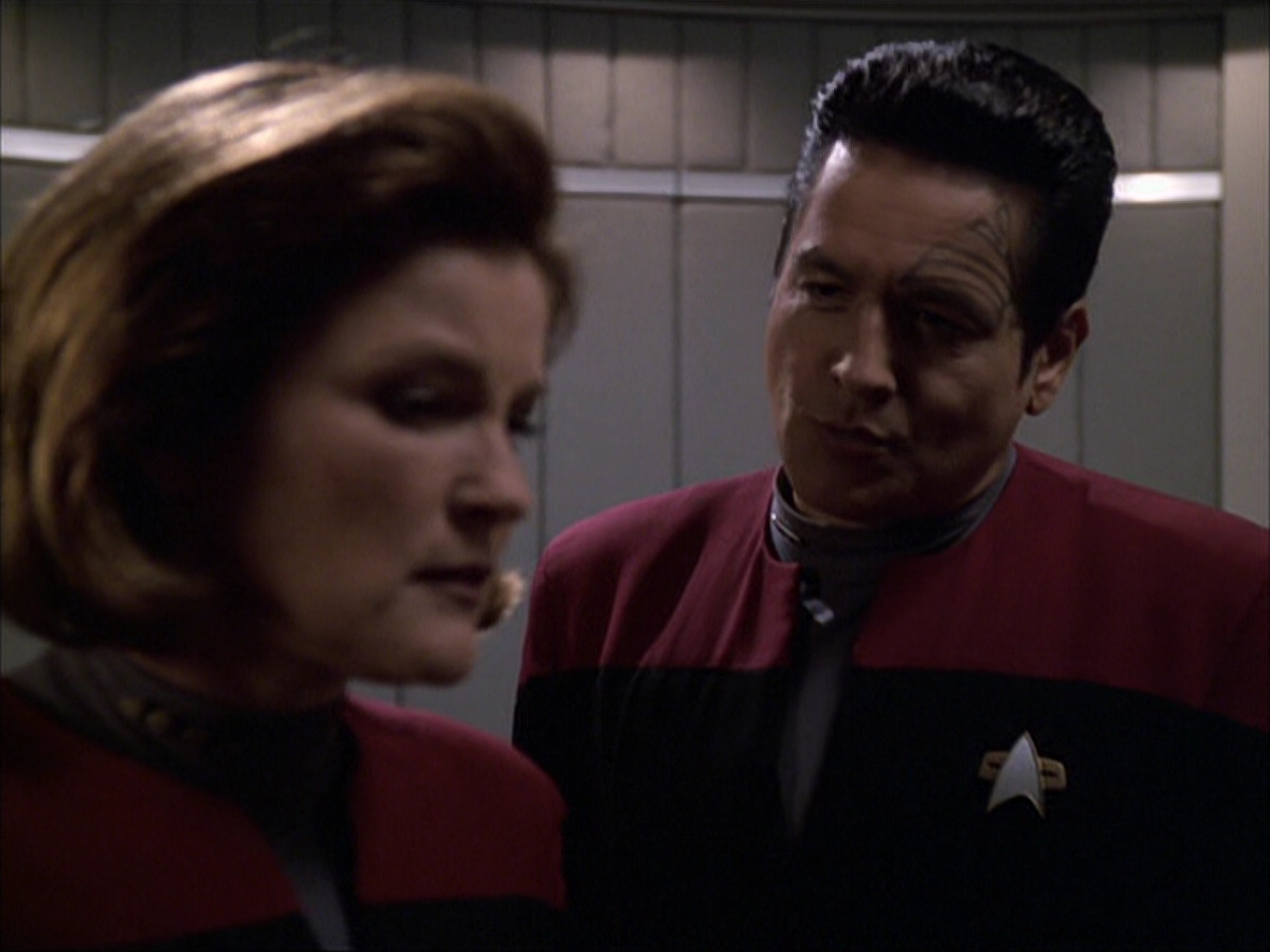 extant_StarTrek_VOY_6x04-TinkerTenorDoctorSpy_02508.jpg